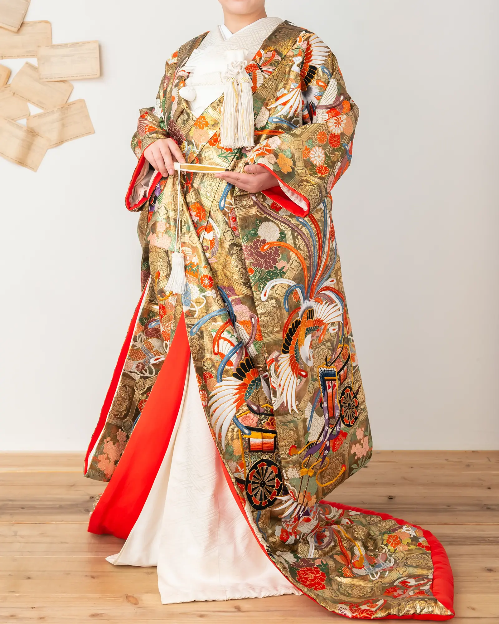 色打掛のフロントショット。華やかで気品ある和装姿。フォトウェディングの前撮りに。