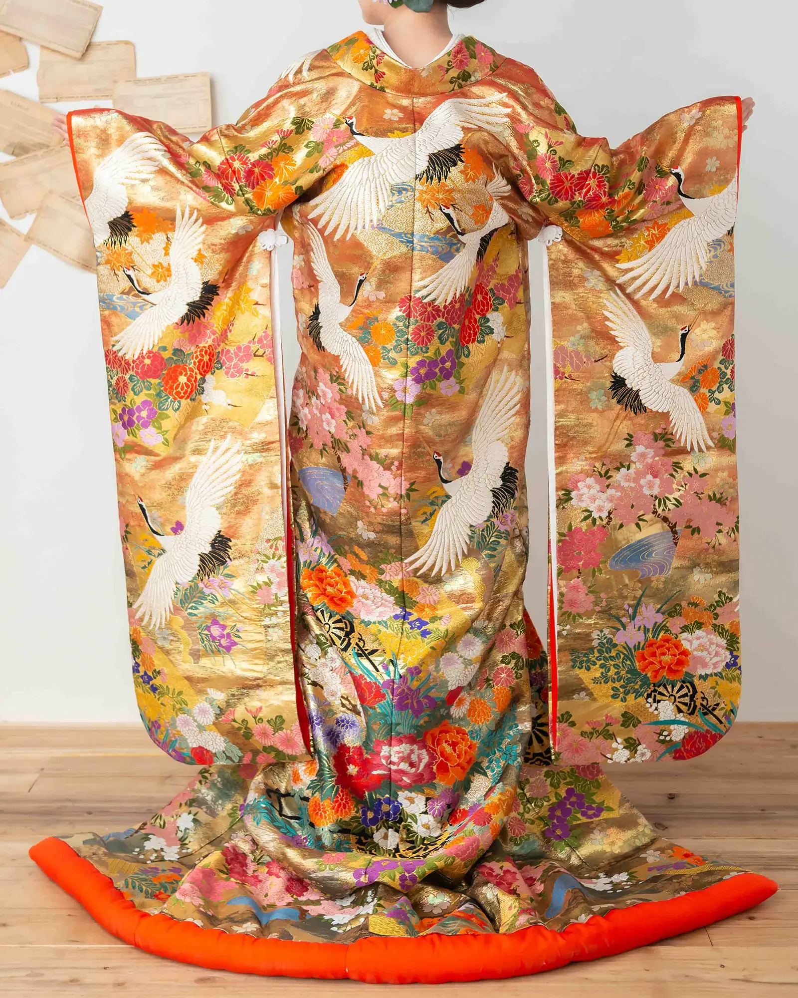 色打掛の後ろ姿。精緻な織りの打掛。前撮り・フォトウェディングの和装スタイル。