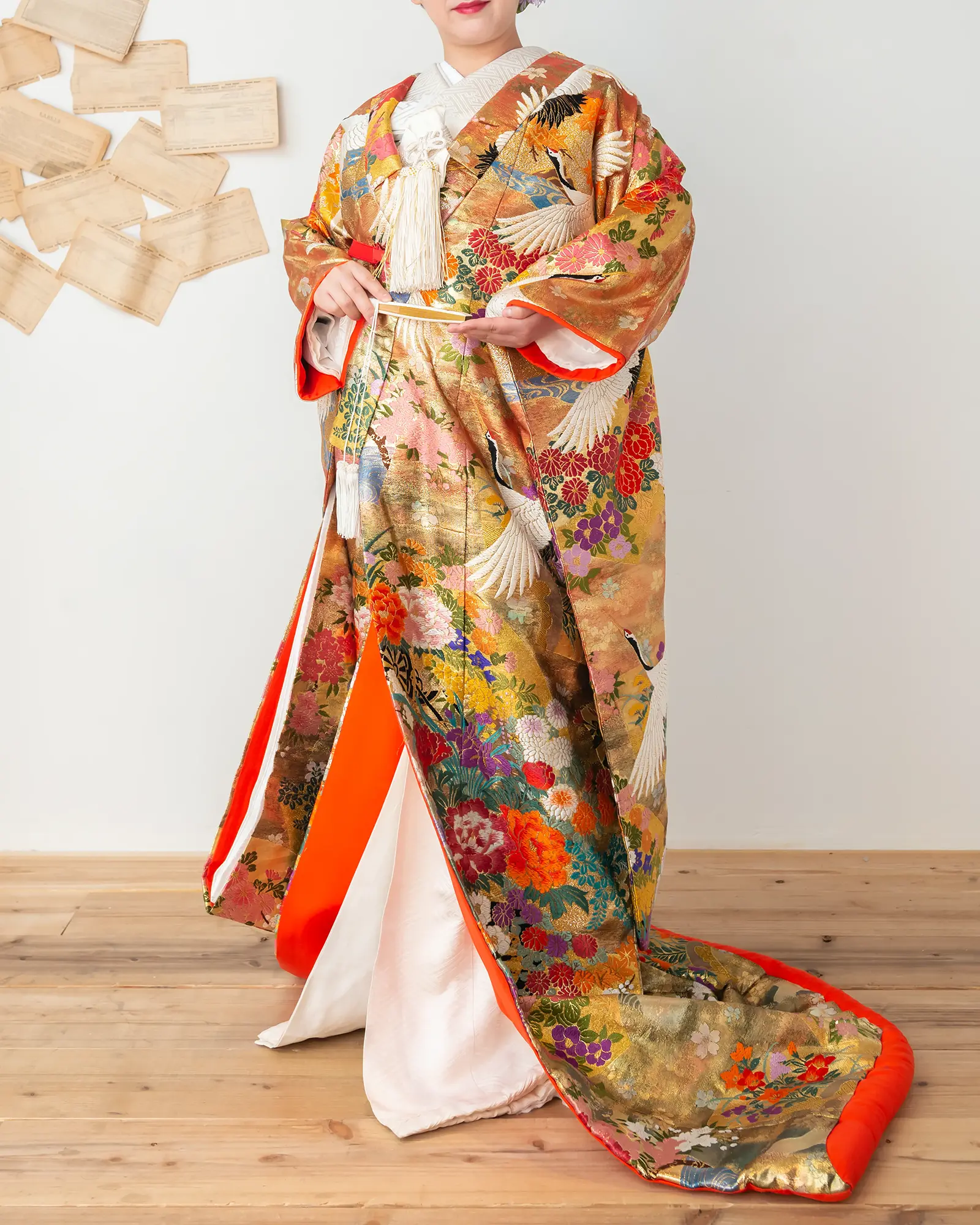 色打掛のフロントショット。鮮やかな彩りが美しい和装姿。フォトウェディング・前撮りに。