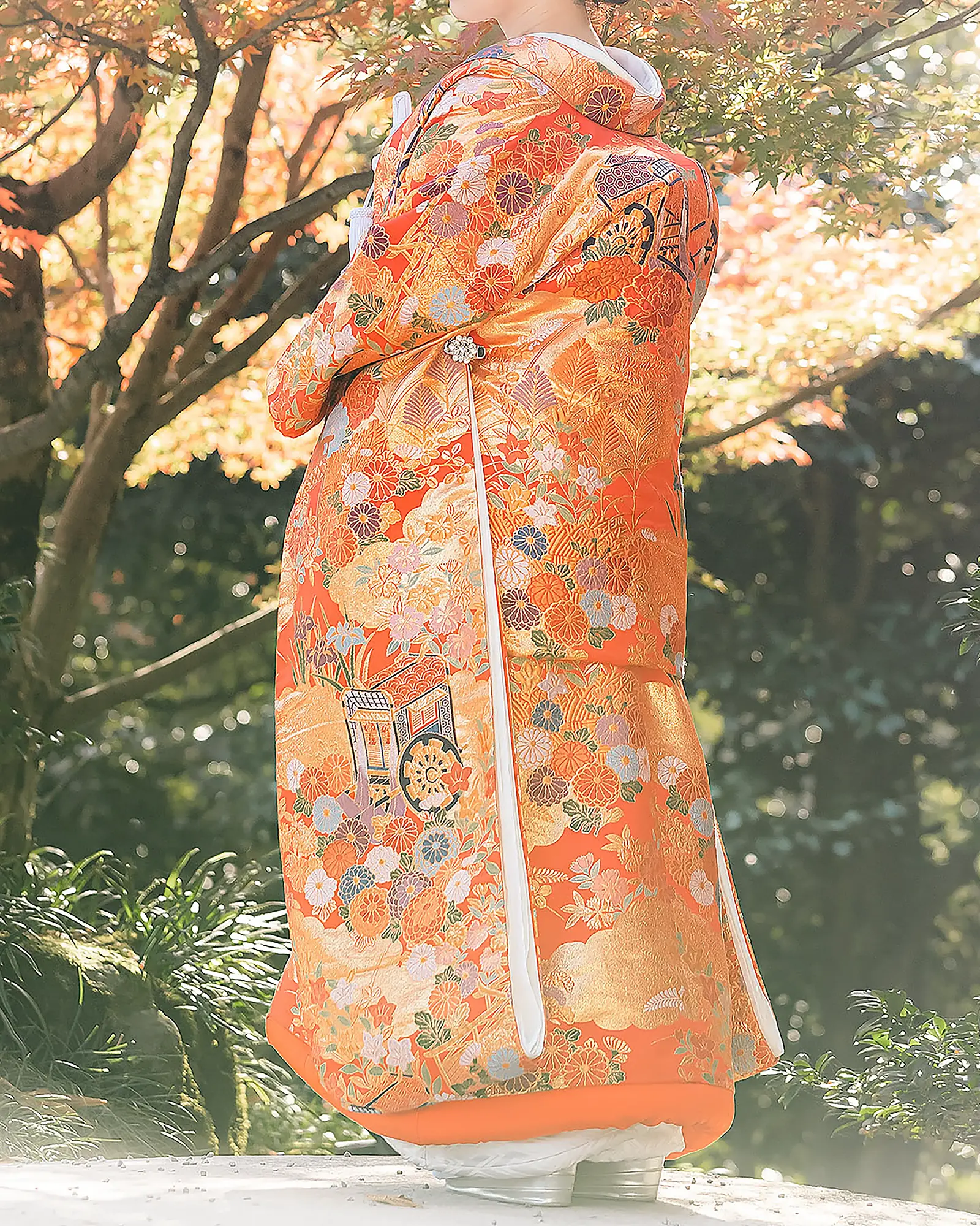 色打掛の後ろ姿。モダンなデザインの打掛。フォトウェディング・前撮りに最適。