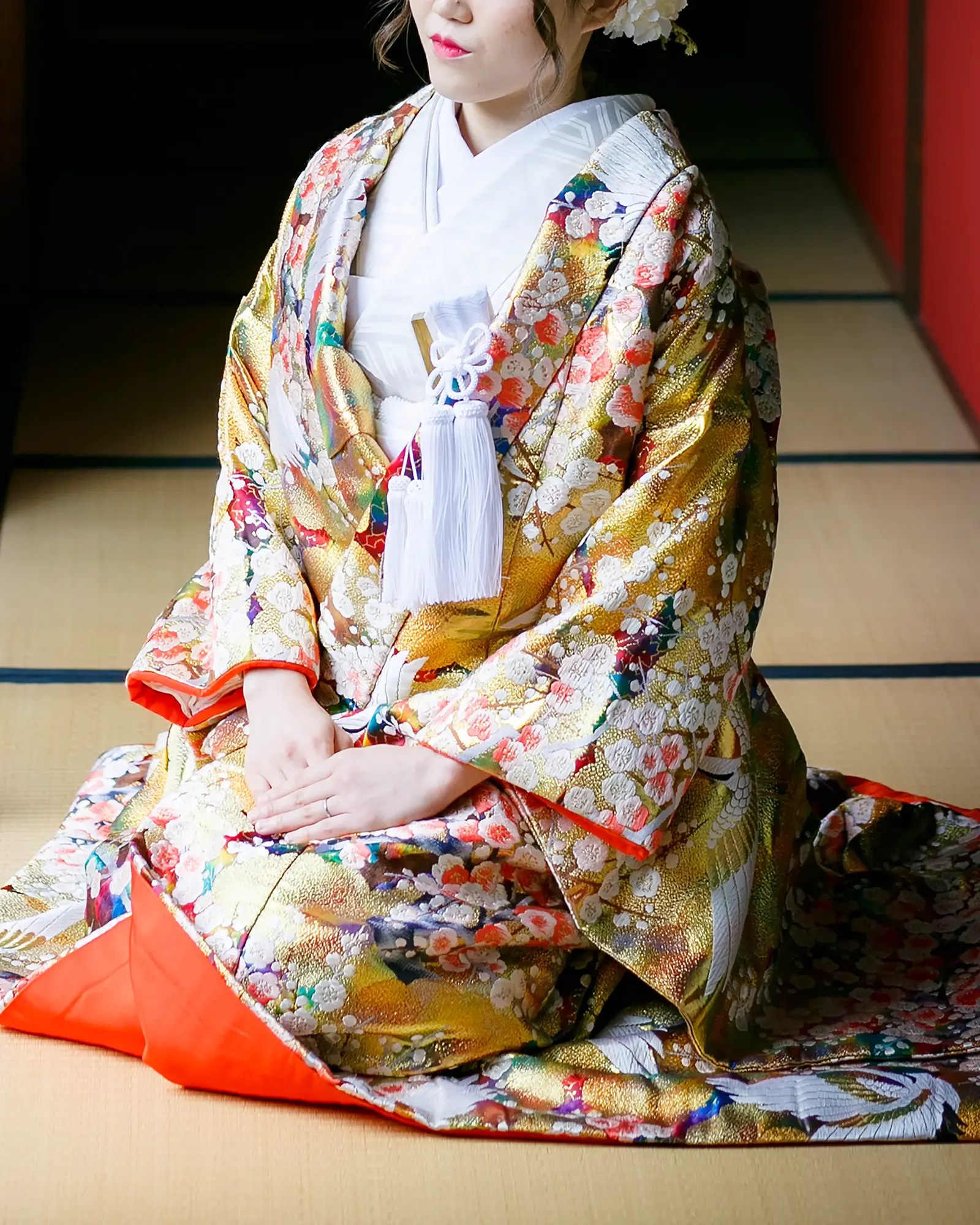 色打掛のフロントショット。優雅で気品ある和装スタイル。前撮り・フォトウェディングに。