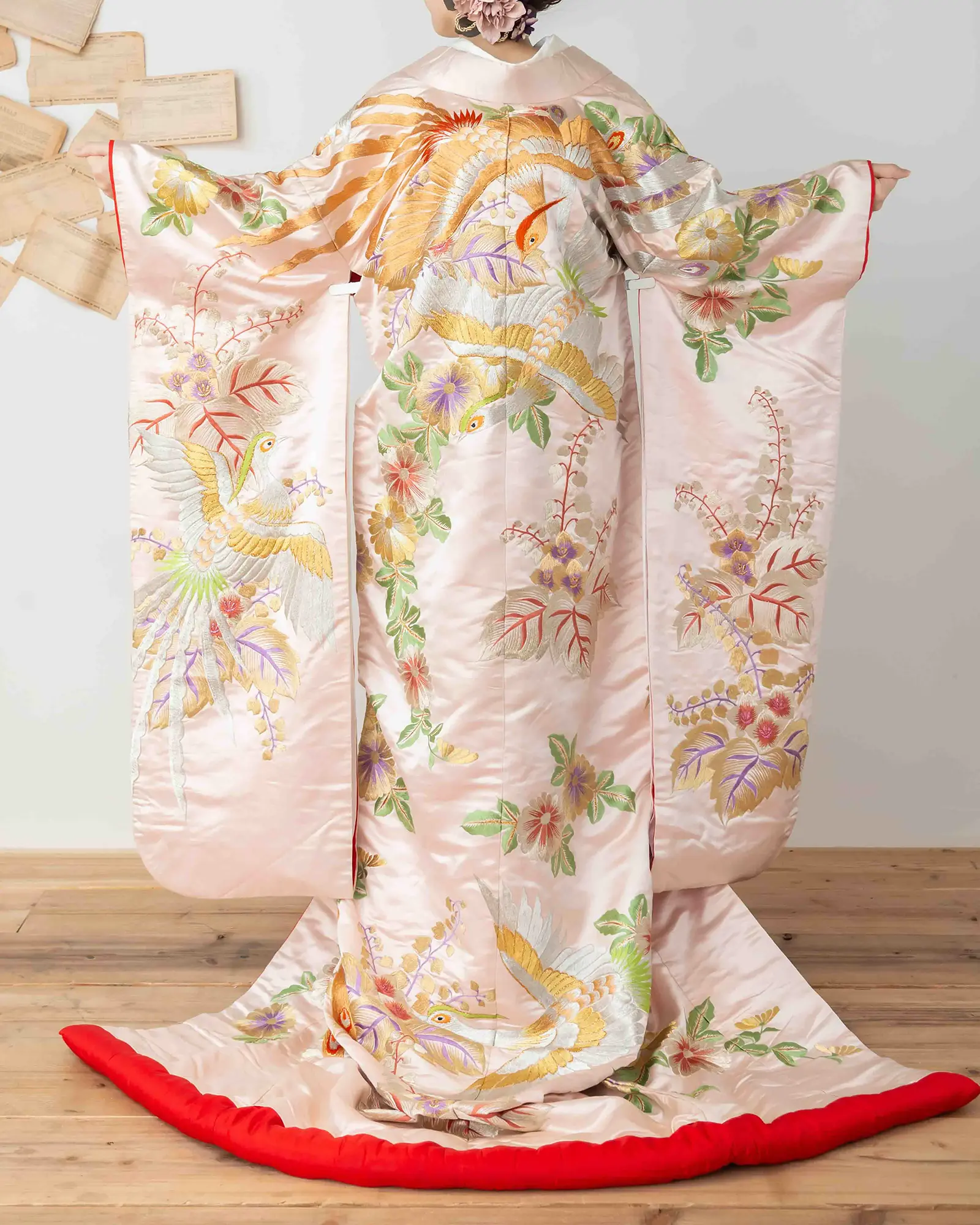 色打掛の後ろ姿。豪華絢爛な刺繍が美しい薄ピンク色の打掛。前撮り・フォトウェディングに。