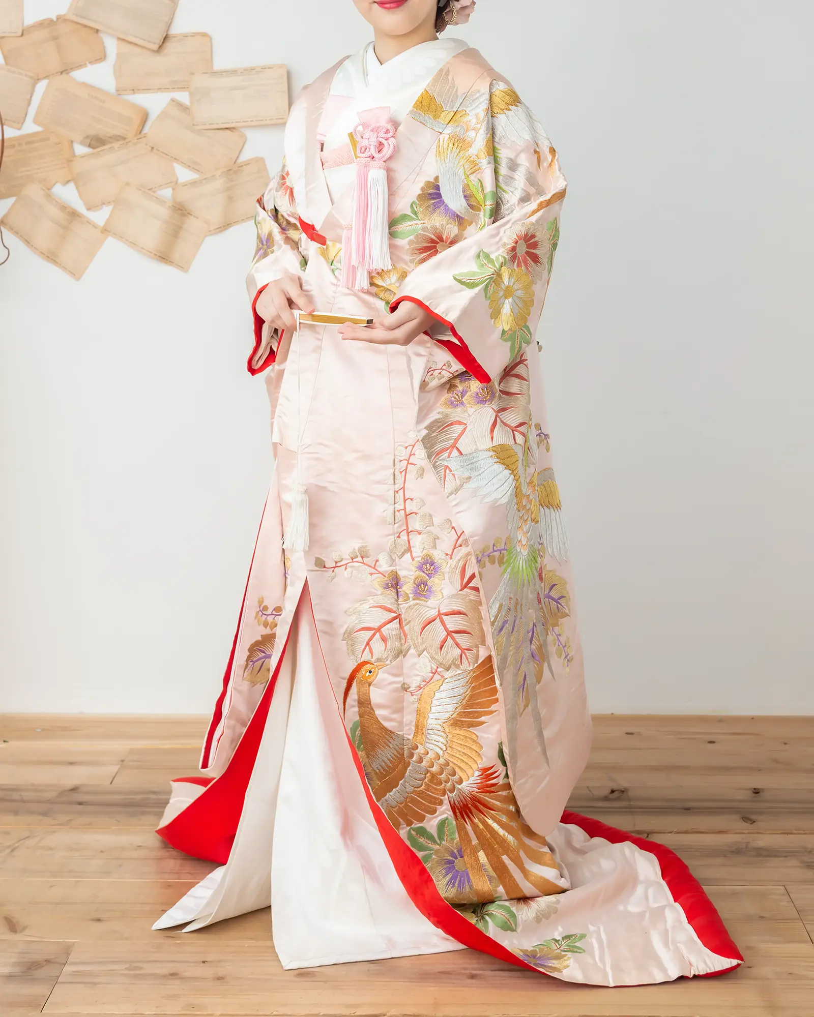 色打掛のフロントショット。凛とした美しさが際立つ和装。フォトウェディング・前撮りに。