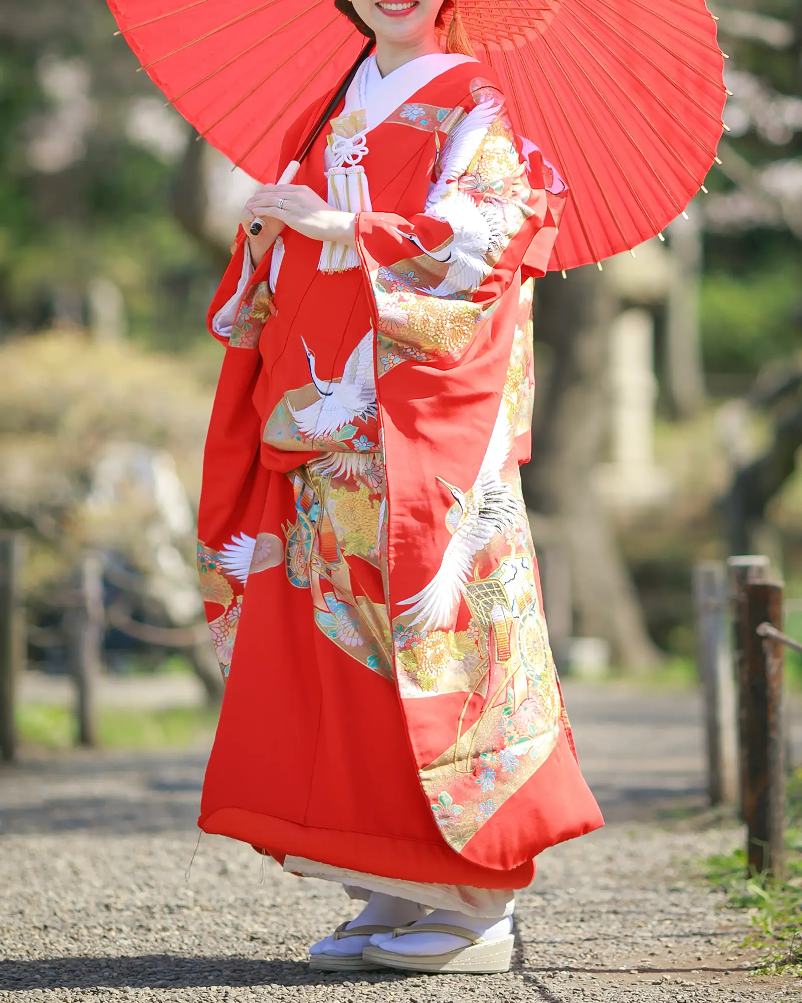 色打掛のフロントショット。華やかで気品ある和装姿。フォトウェディングの前撮りに。