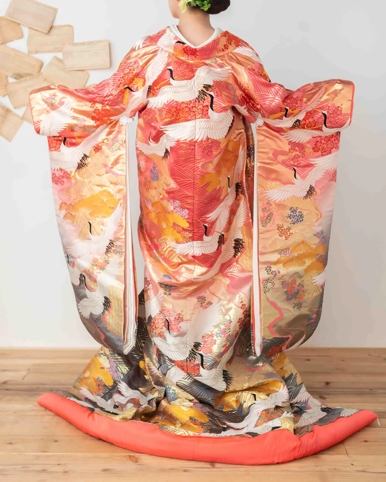 色打掛の後ろ姿。豪華な柄行きの打掛。フォトウェディング・前撮りの和装スタイル。