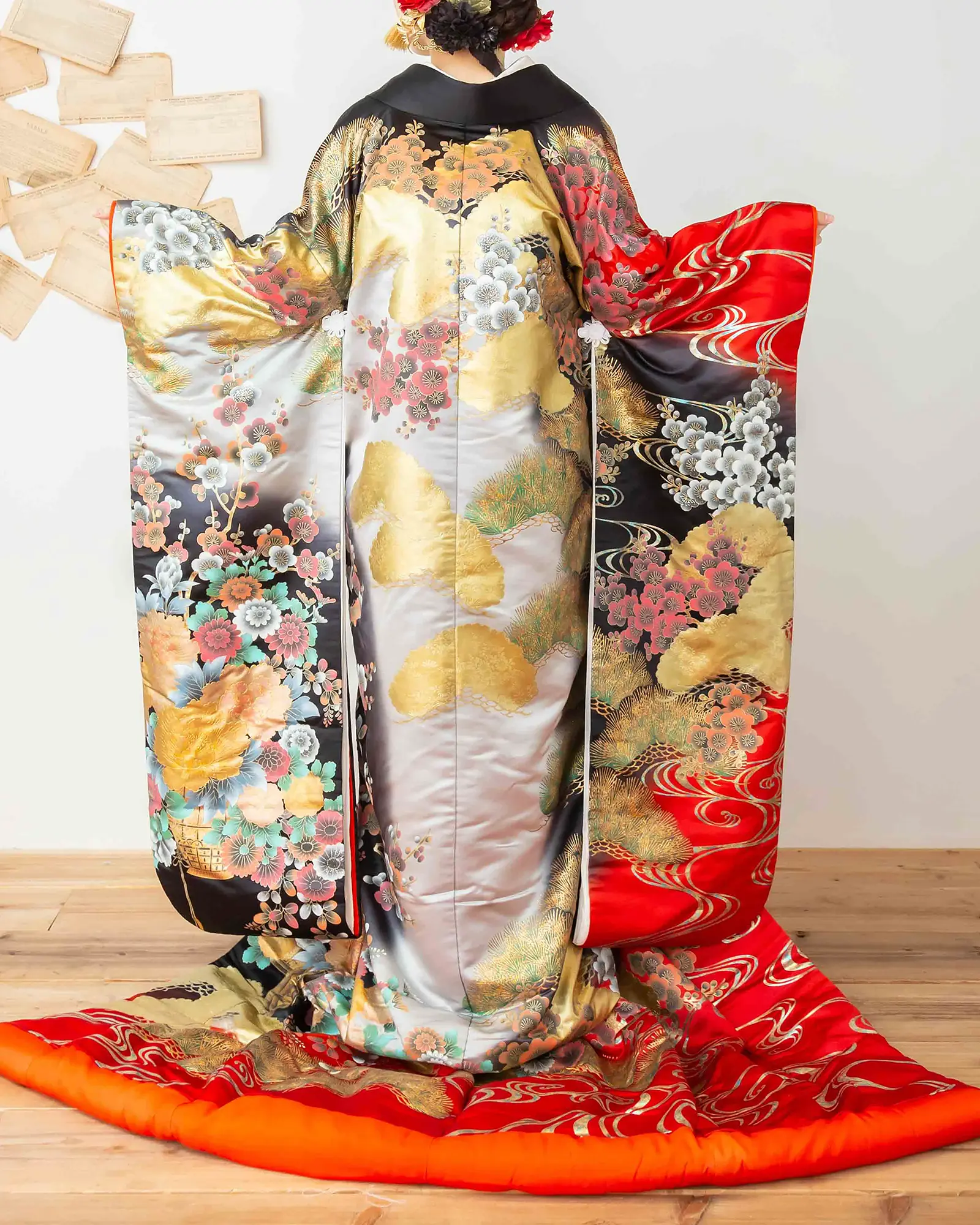 色打掛の後ろ姿。色鮮やかな刺繍の打掛。フォトウェディング・前撮りに。