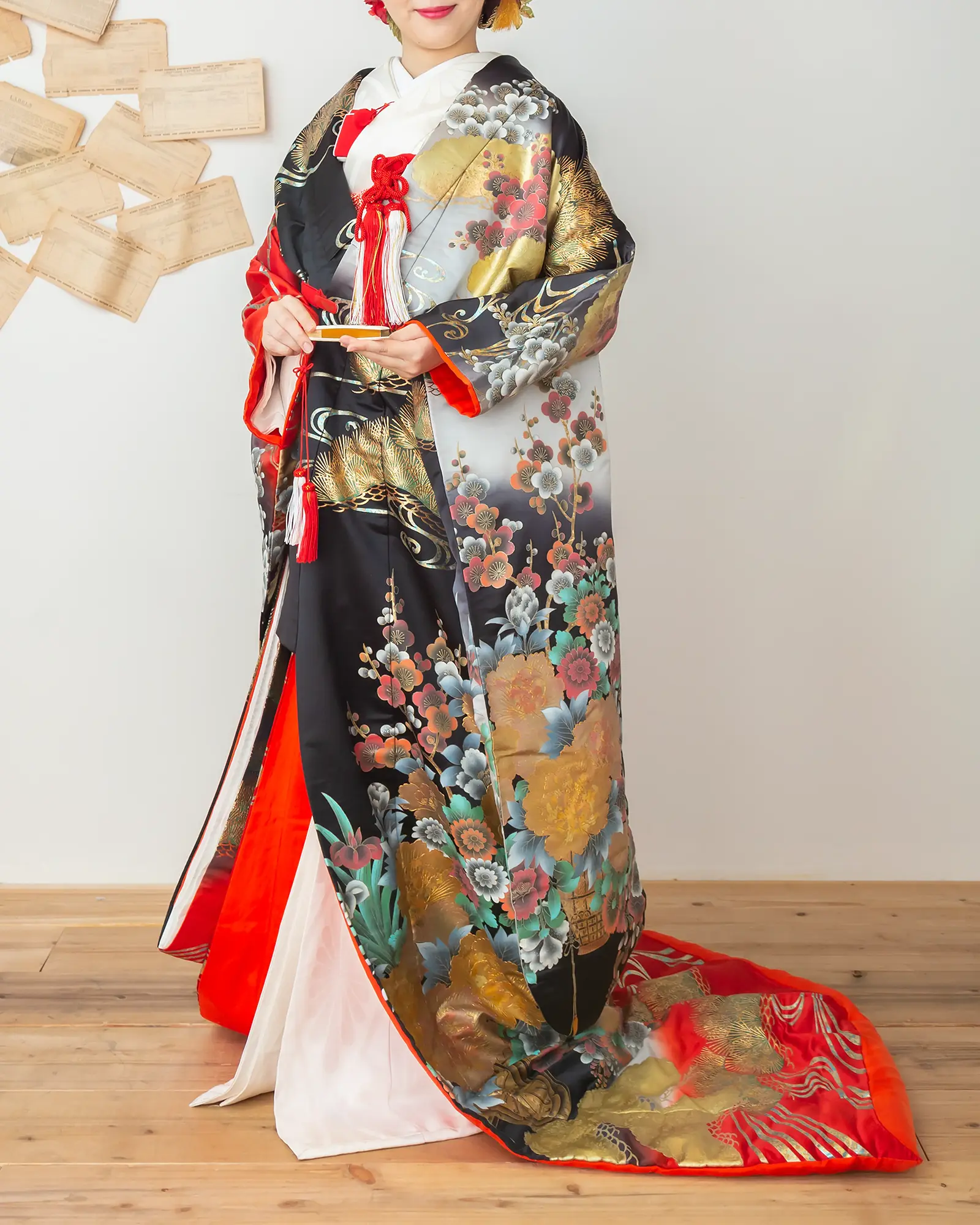 色打掛のフロントショット。鮮やかな色彩が魅力の和装姿。前撮りに。