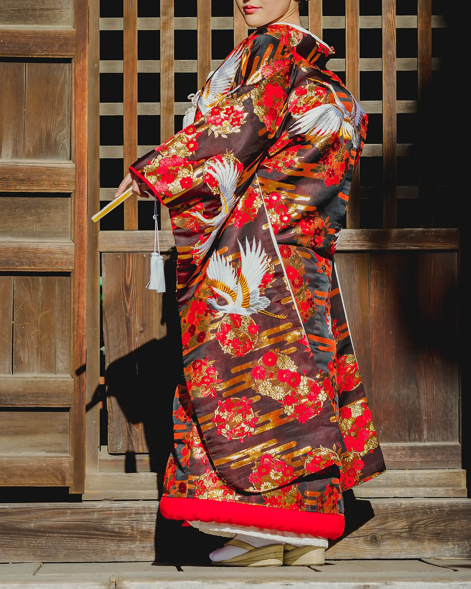 色打掛の後ろ姿。精緻な刺繍が魅力の打掛。フォトウェディング・前撮りに。