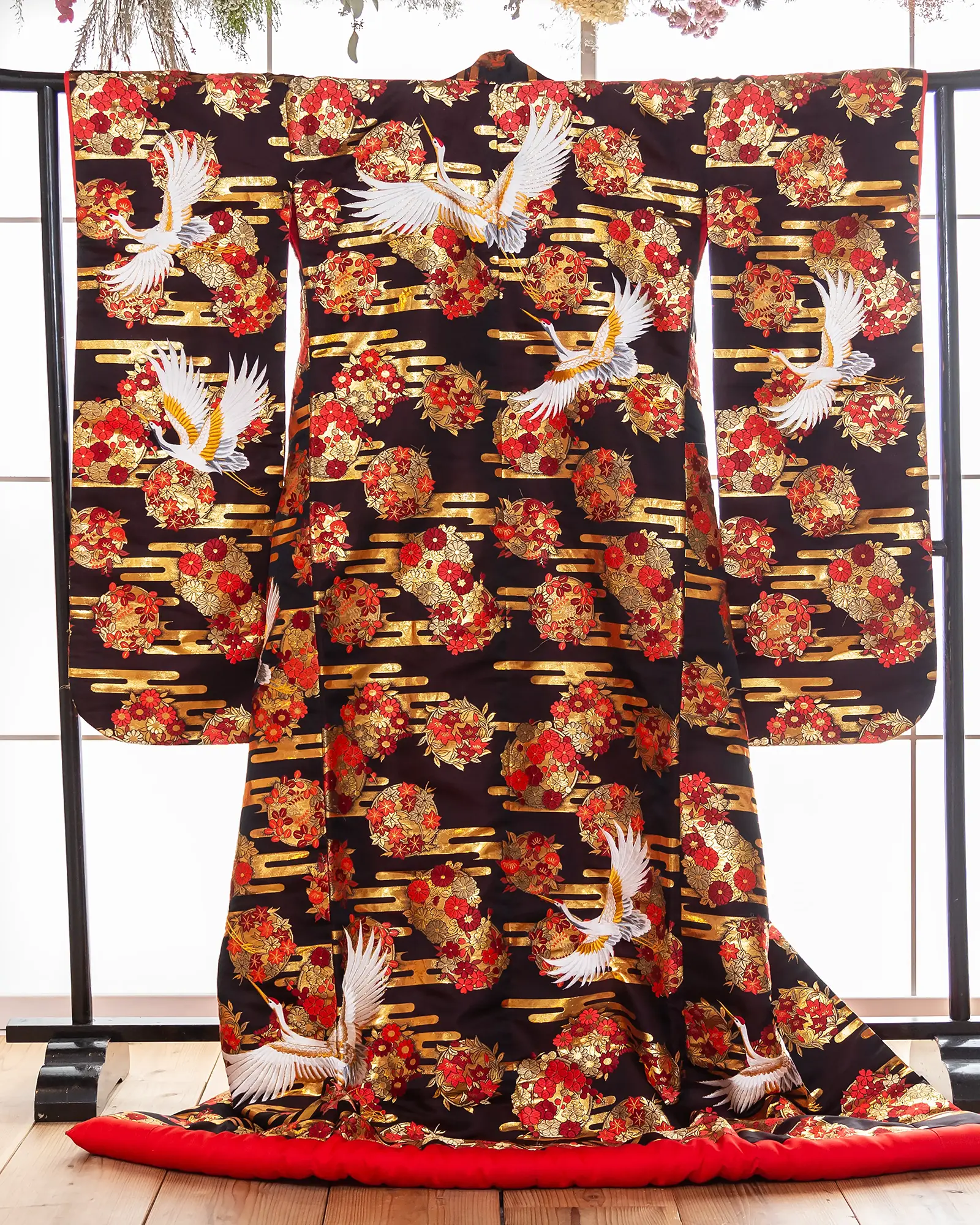 色打掛の展示ショット。格調高い和装姿。フォトウェディング・前撮りに。