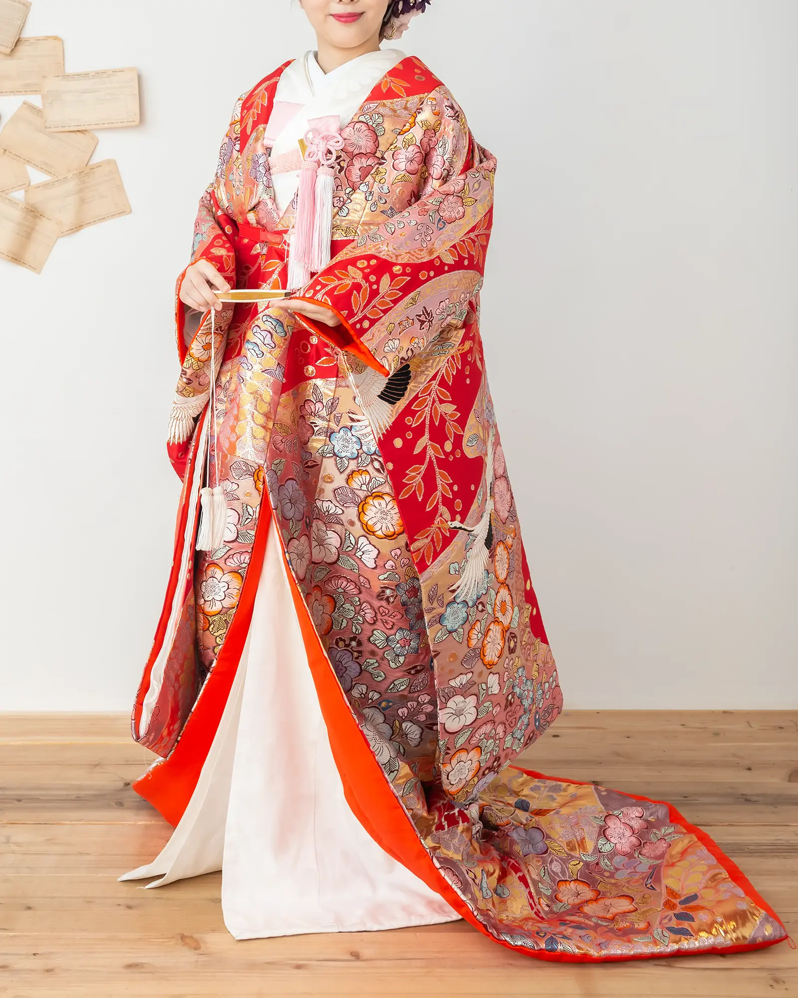 色打掛のフロントショット。華やかで洗練された和装。前撮りに。