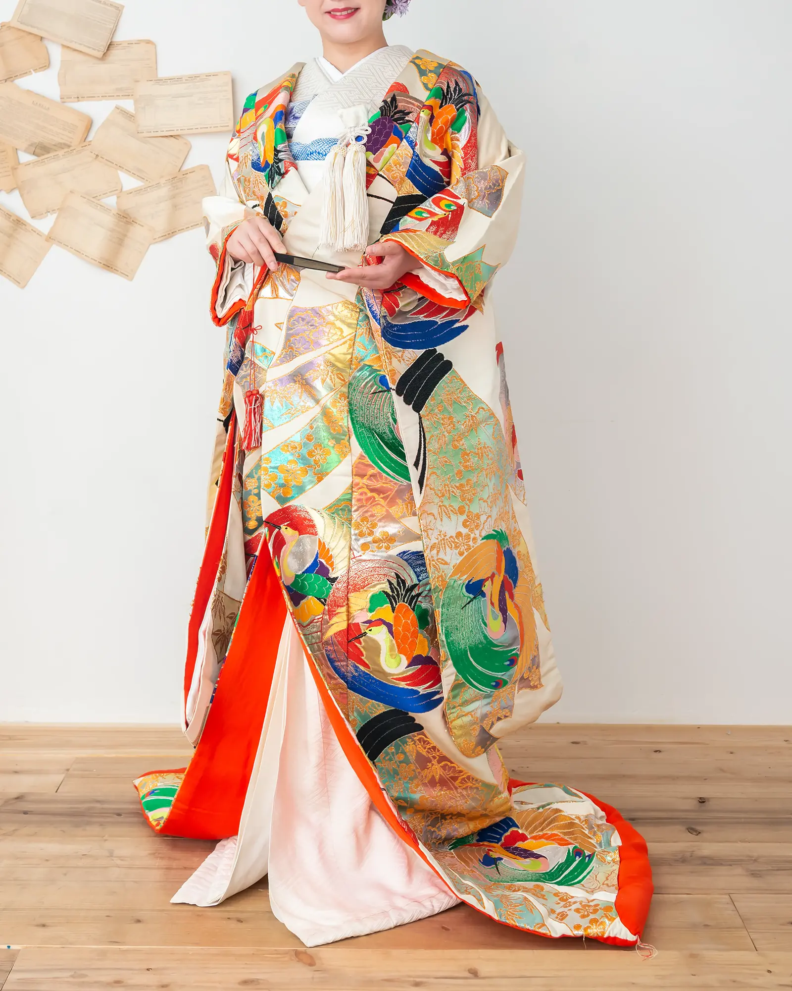 色打掛のフロントショット。洗練された伝統美。フォトウェディングの前撮りに。