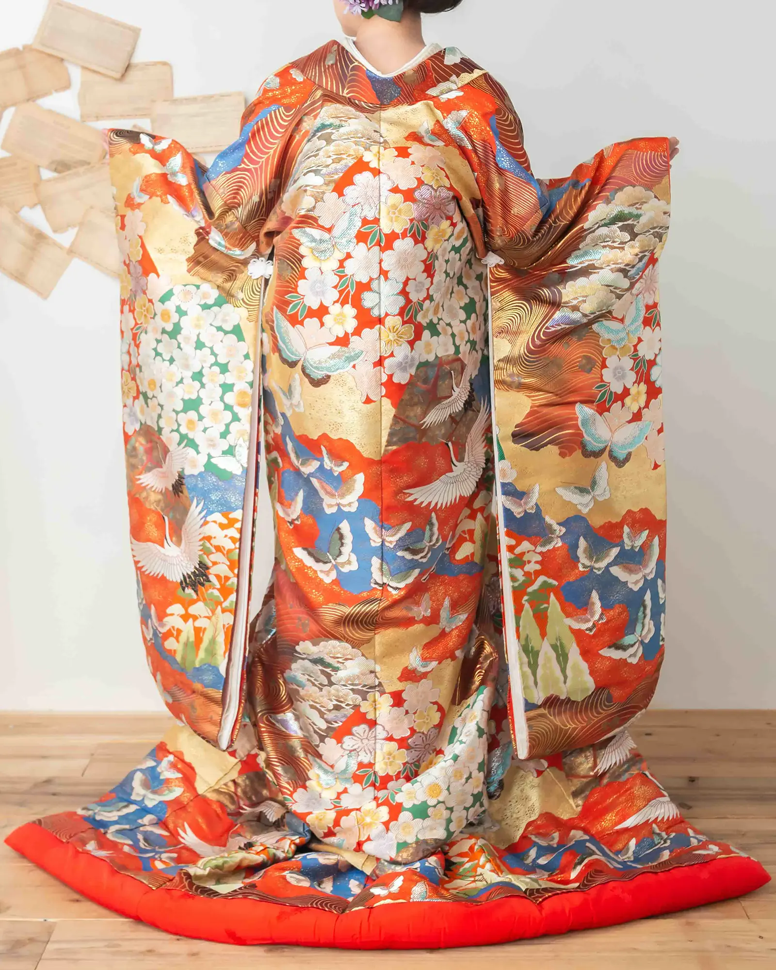 色打掛の後ろ姿。緻密な織りが美しい。前撮り・フォトウェディングに。