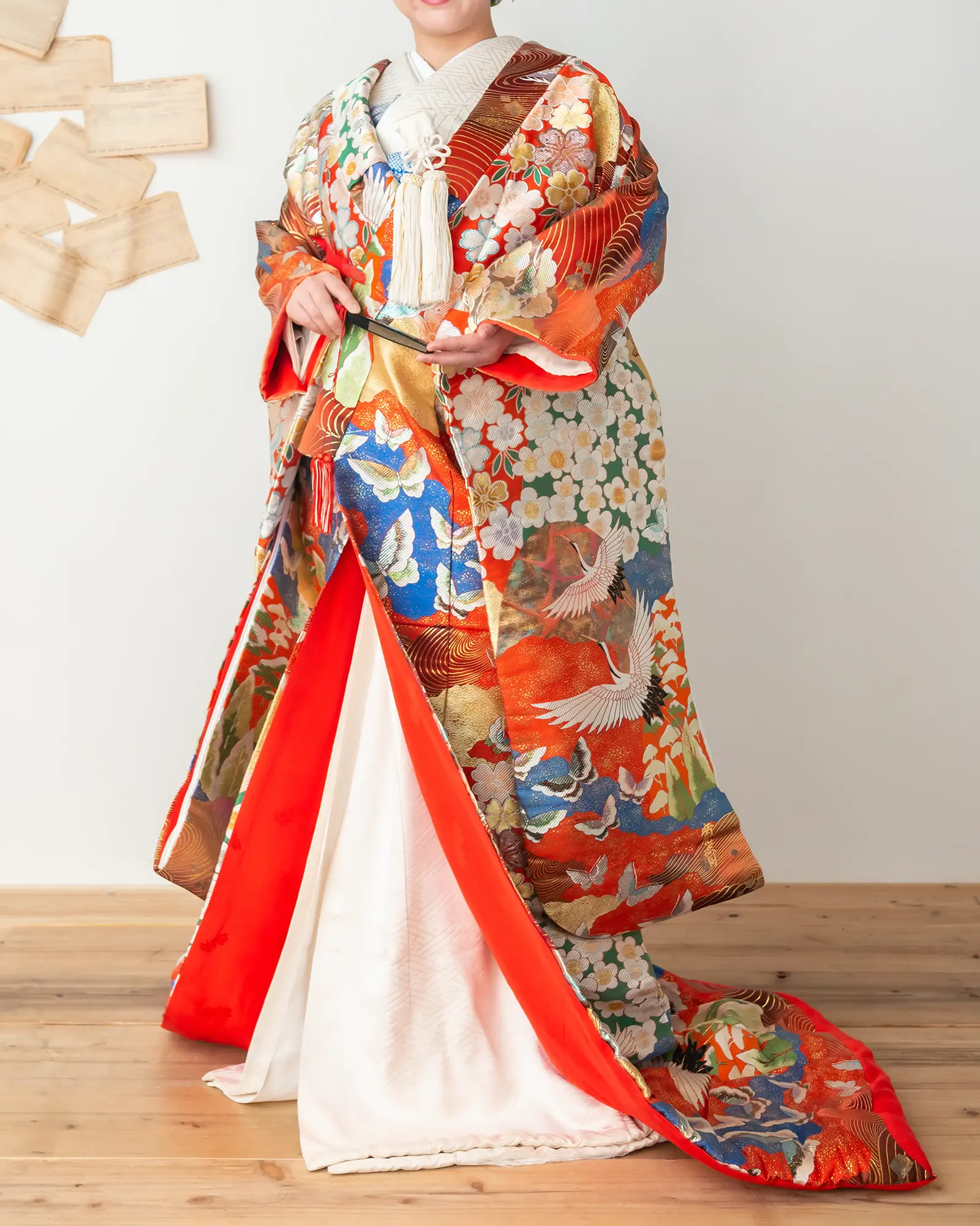 色打掛のフロントショット。伝統とモダンが融合した和装。前撮りに。