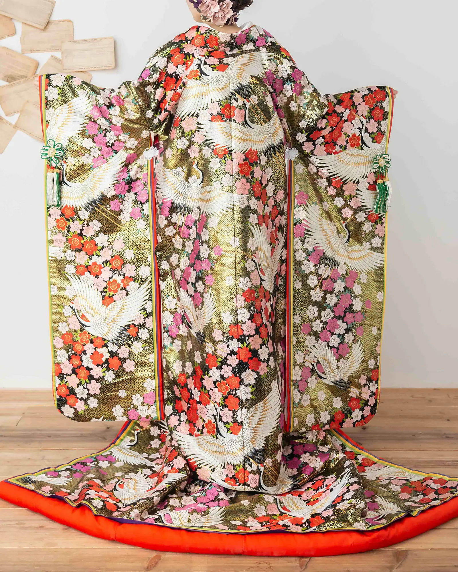 色打掛の後ろ姿。色鮮やかな柄行きが魅力。フォトウェディングに。