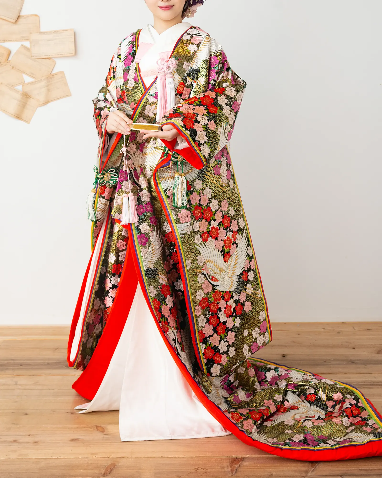 色打掛のフロントショット。華麗な和装姿。フォトウェディング・前撮りに。