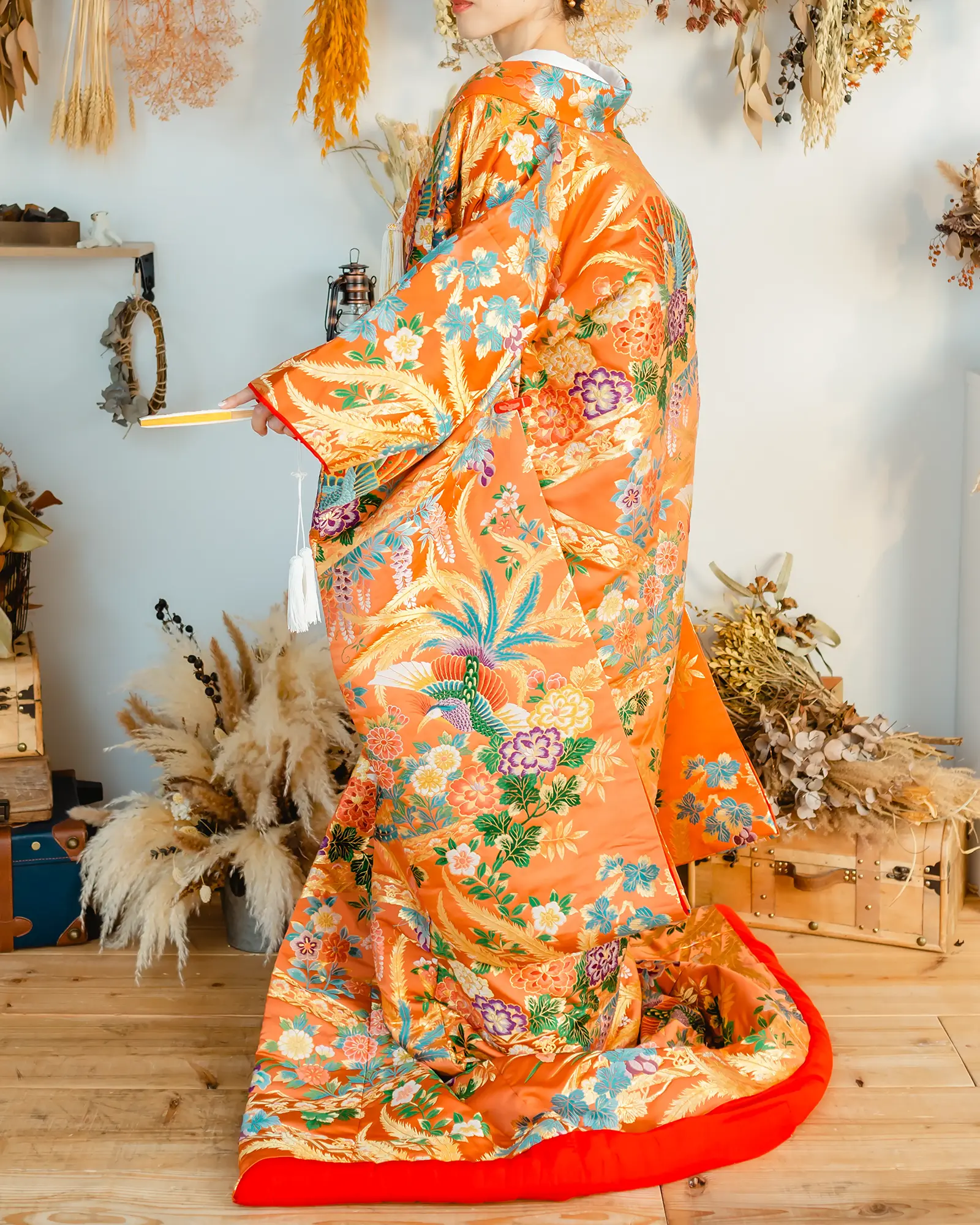 色打掛の後ろ姿。精緻な刺繍の打掛。フォトウェディング・前撮りに。