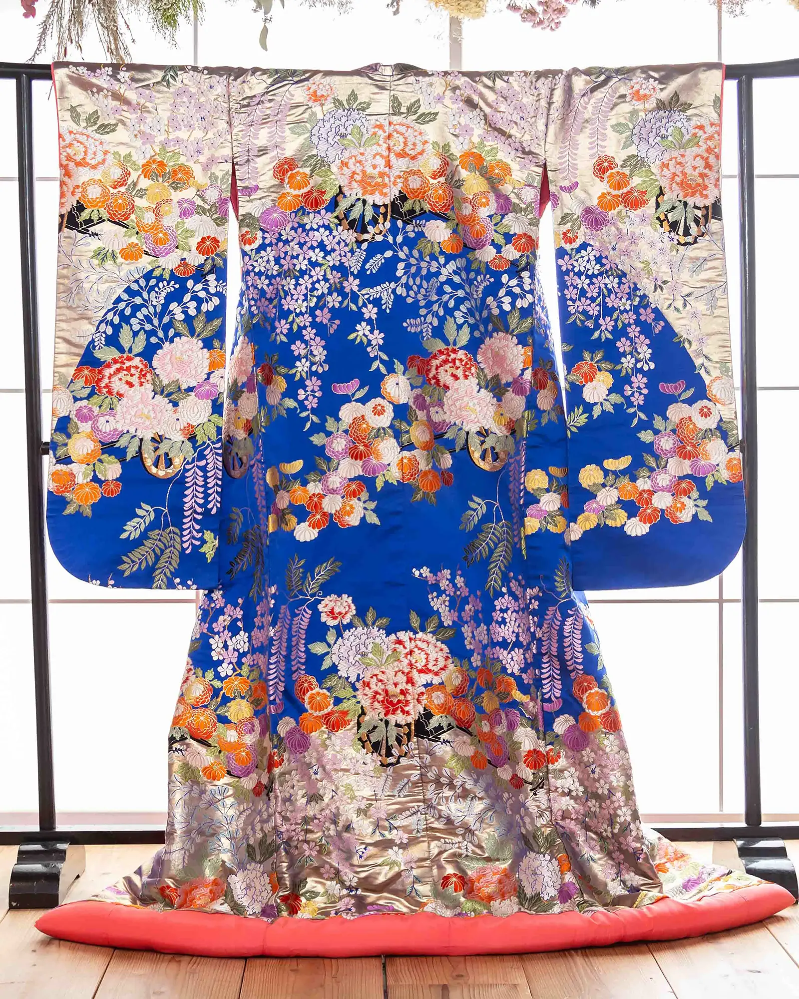 色打掛の展示写真。豪華絢爛な刺繍の打掛。フォトウェディング・前撮りに。