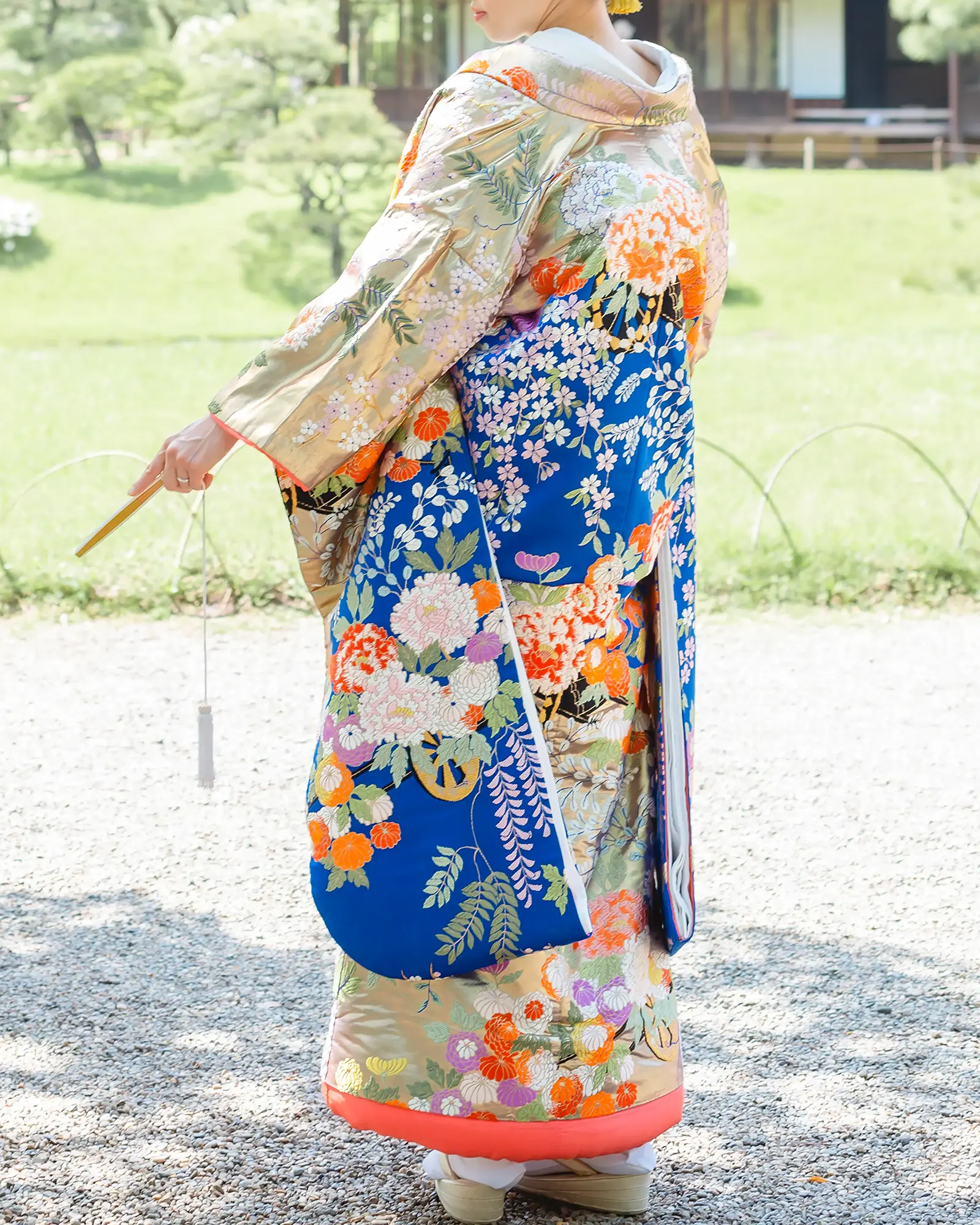 色打掛の後ろ姿。豪華絢爛な刺繍が美しい打掛。フォトウェディング・前撮りに。