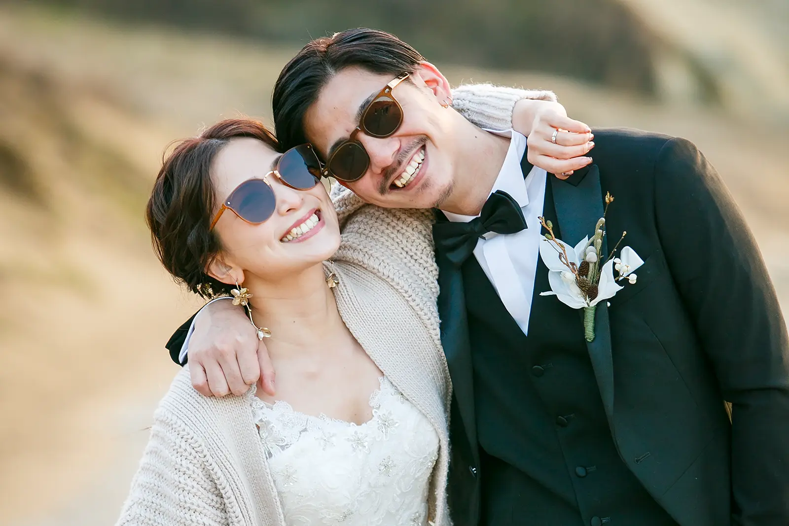 フォトジェリッシュのフォトウェディングで追加料金の不安がない明朗会計を表現した新郎新婦の撮影写真