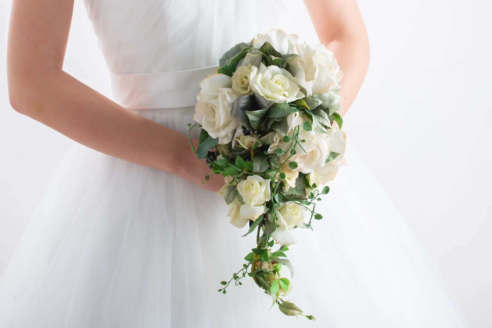 横浜のロケーション撮影を華やかに彩る、緑と白のシンプルな花材を使ったブライダルブーケ。おしゃれな前撮りにぴったりのフラワーアイテム。