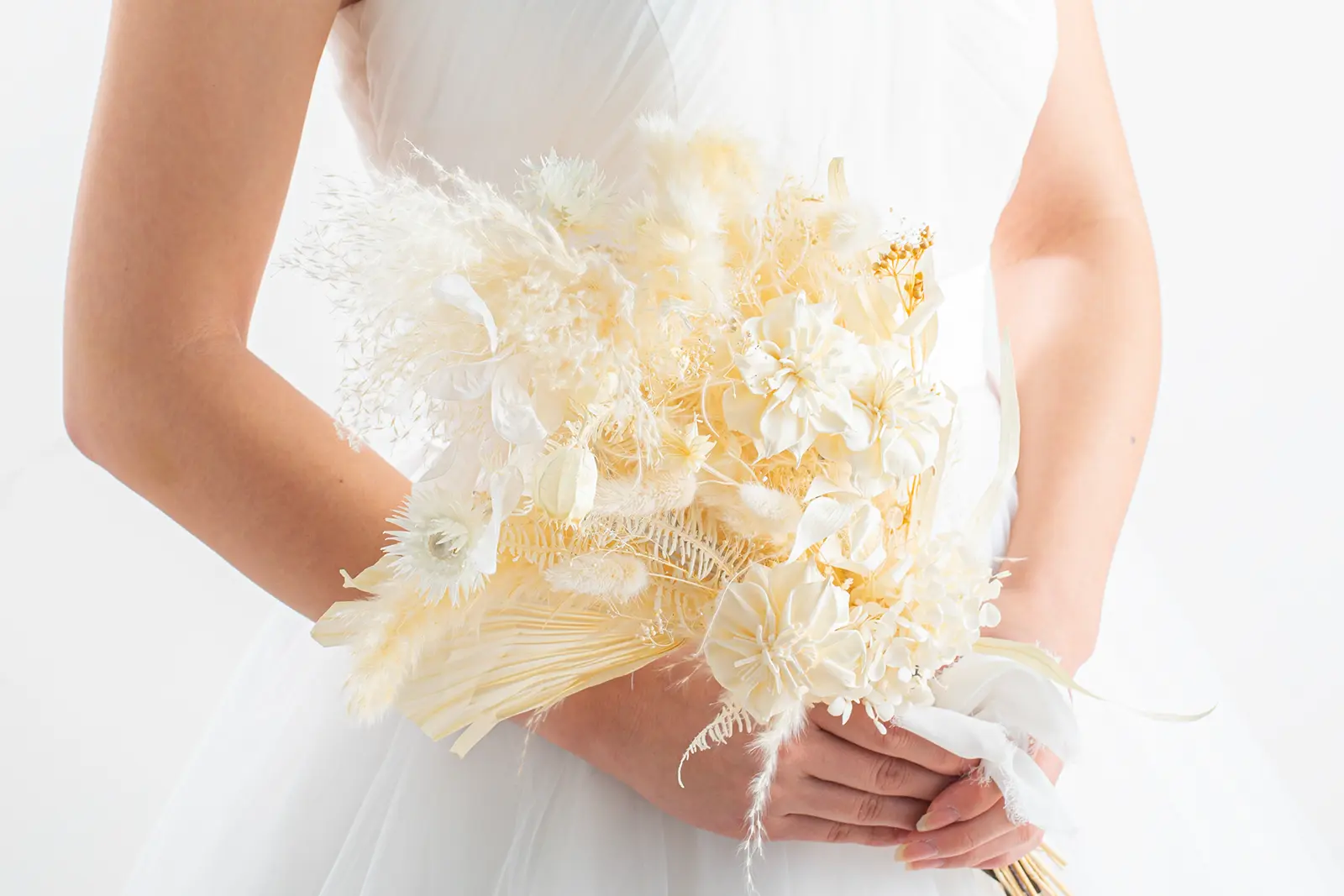 洗練されたデザインのブライダルブーケ。横浜でのウェディングフォトをより特別にする、フォトジェリッシュこだわりのフラワーアイテム。