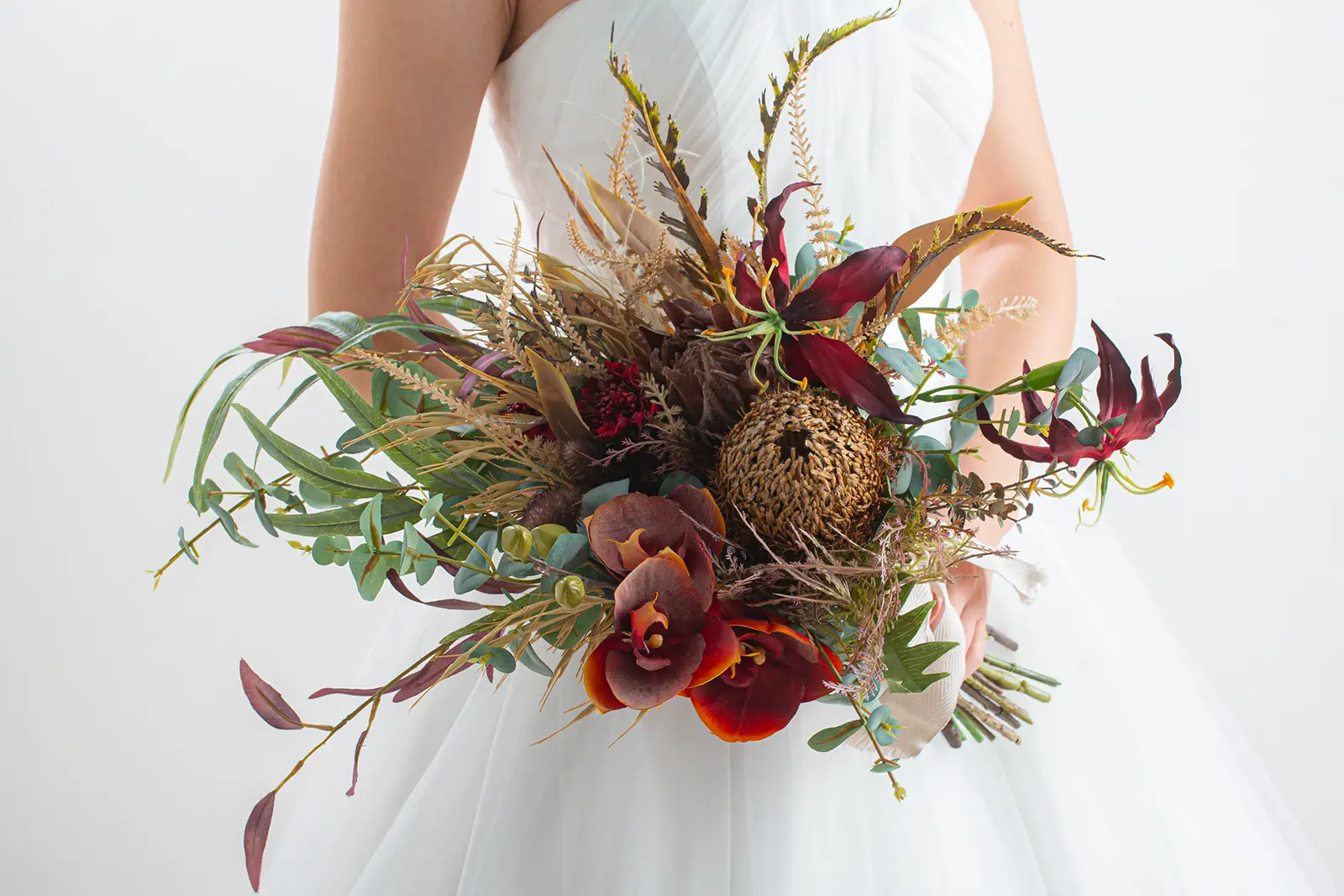 結婚式の前撮りで人気の、鮮やかで写真映えするウェディングブーケ。横浜のスタジオでお二人の表情をより豊かにする撮影用小物。
