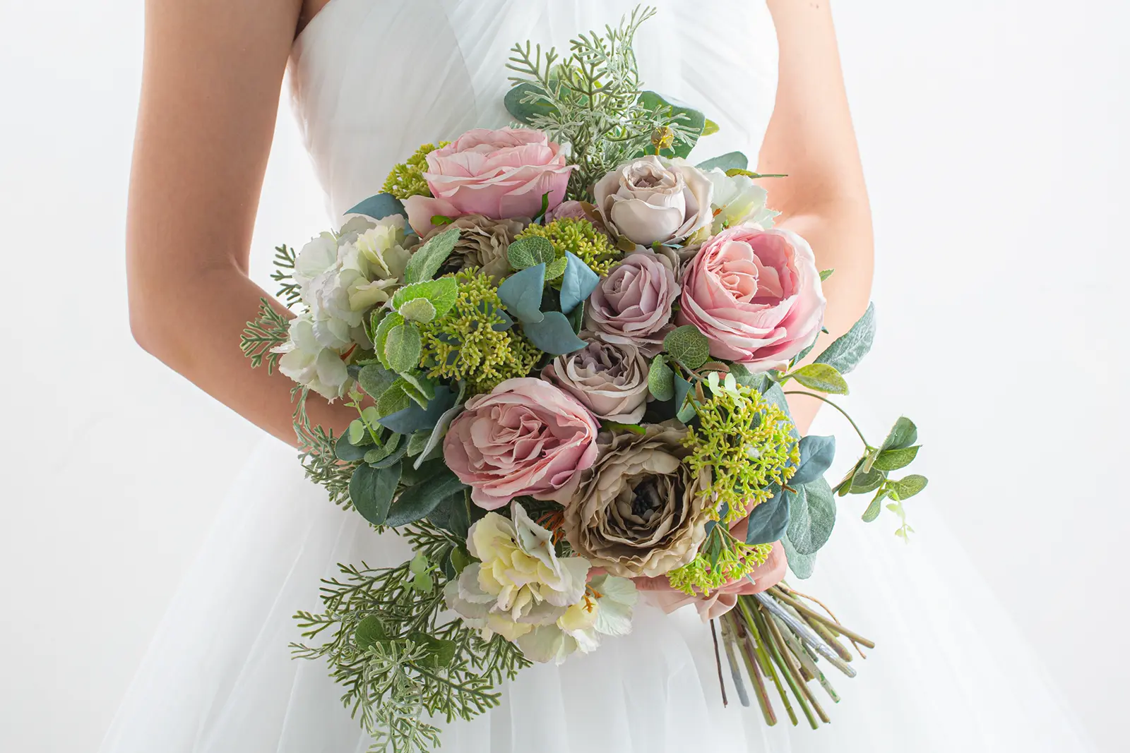 フォトジェリッシュ横浜店で選ばれている、華やかなウェディングブーケ。ドレスを選ばず合わせやすい、人気のフラワーデザイン。