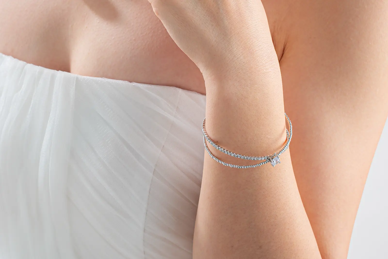 高級感のあるクラシカルなデザインのブライダルブレスレット。横浜の歴史ある建築やスタジオでの撮影で、花嫁の手元を気高く彩る撮影小物。