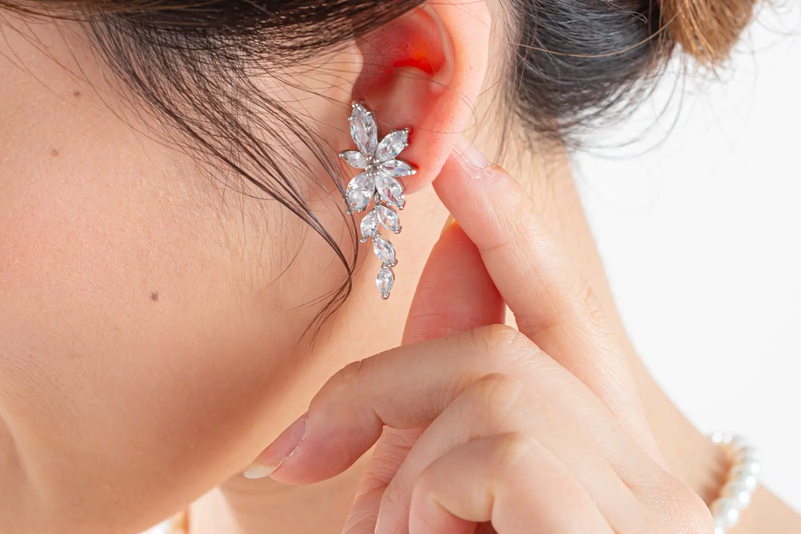 ウェディングドレスを引き立てる上品なパールイヤリング。花嫁の横顔を華やかに見せる、横浜店で人気の撮影用アクセサリー。