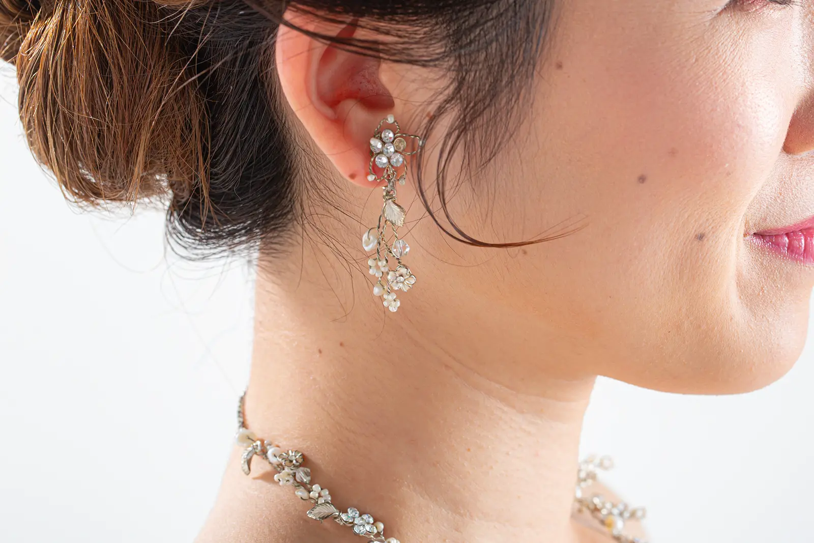 結婚式の前撮りに最適な、上品で洗練されたブライダルイヤリング。横浜でのフォトウェディングを彩る、こだわりの一点。