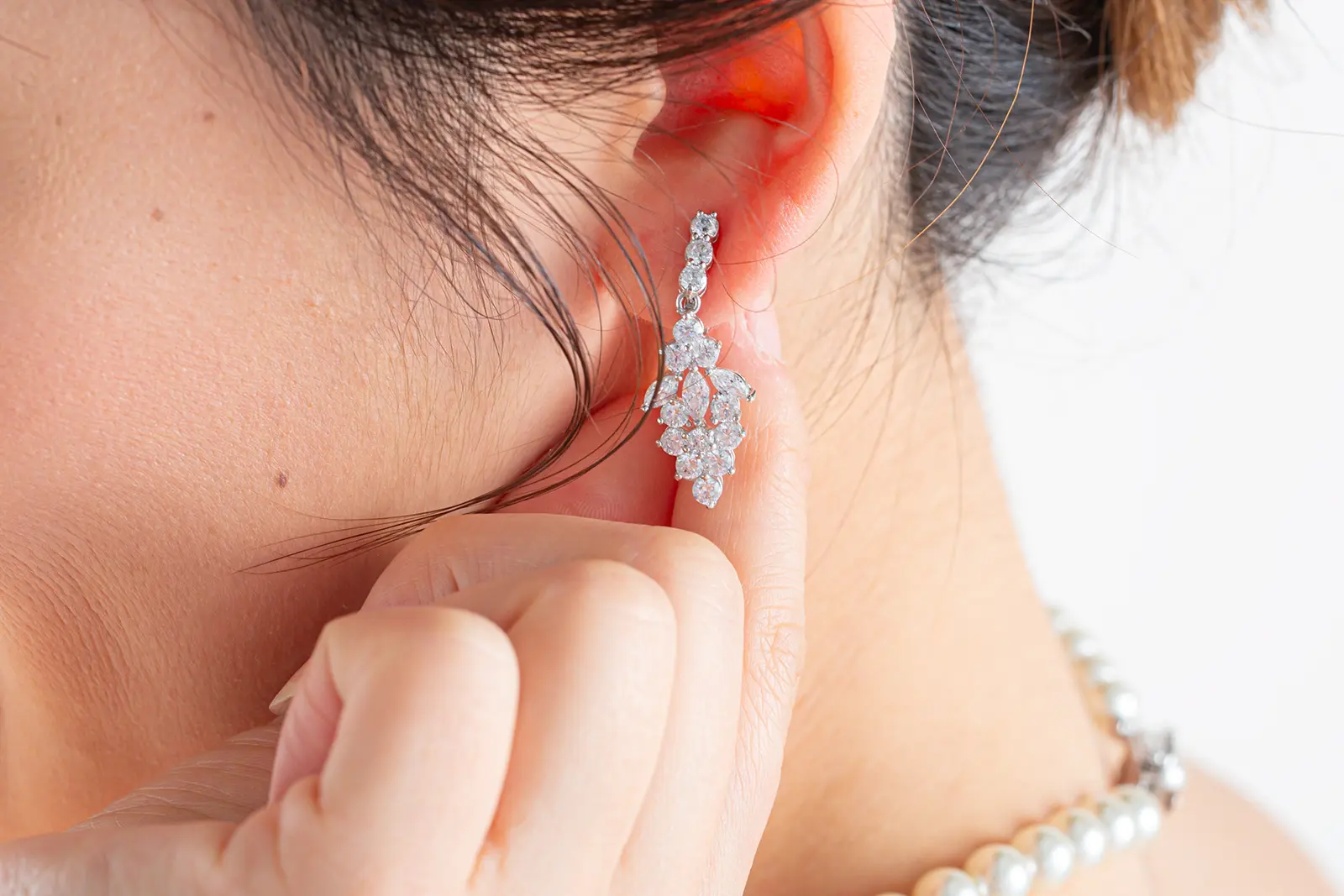 繊細なデザインが魅力のブライダルイヤリング。横浜店で人気の撮影用小物。花嫁の美しさを際立たせる上品な輝き。