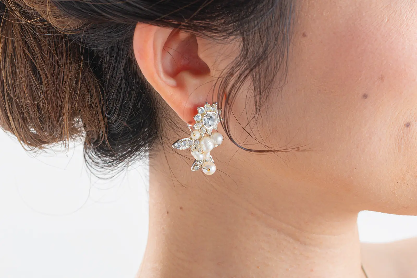 上品で知的な印象を与える、パールをあしらったウェディングイヤリング。横浜のスタジオ撮影で人気の高い撮影用アイテム。