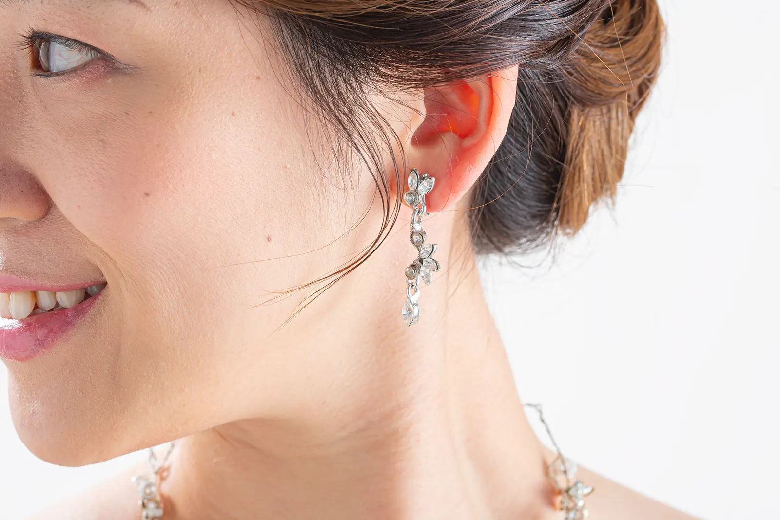 ドレス姿を完成させる、華やかなブライダルイヤリング。横浜のフォトウェディングで、花嫁様の横顔をより美しく演出します。