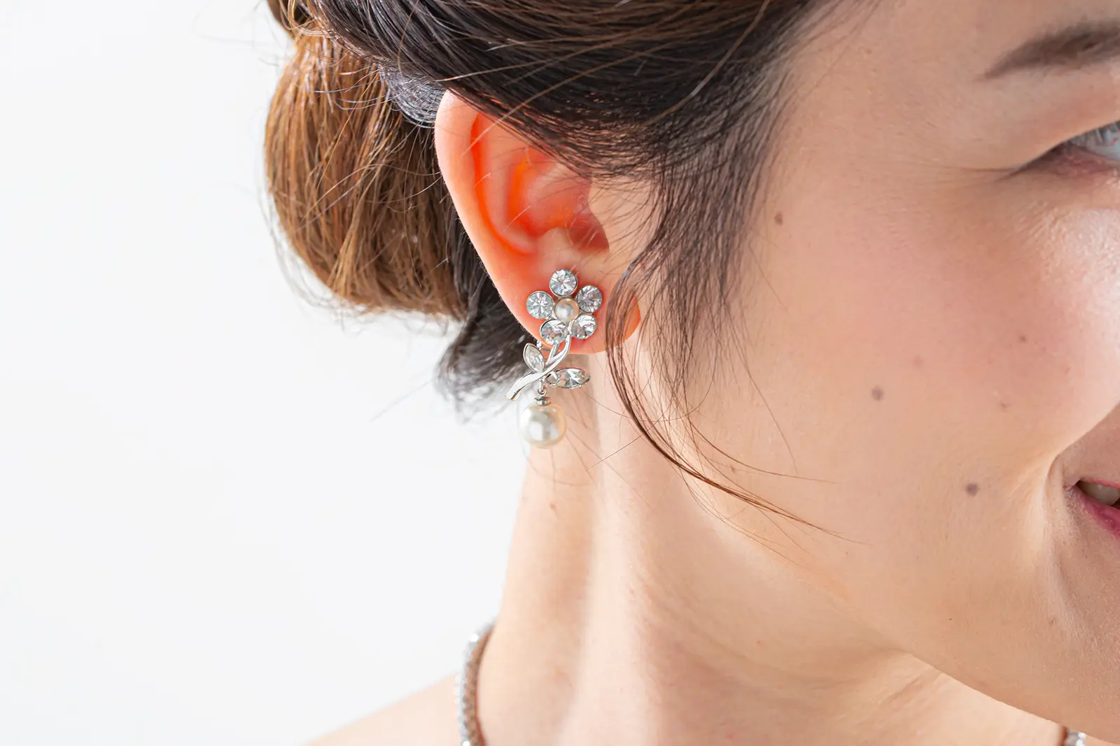 ウェディングフォトを格上げする、上品なパールのブライダルイヤリング。横浜店が提案する、洗練された花嫁コーディネート。