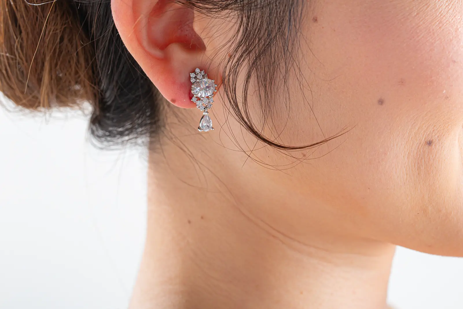 ウェディングフォトを格上げする上品なブライダルイヤリング。花嫁の横顔を美しく引き立てる、横浜店で人気の撮影用アクセサリー。