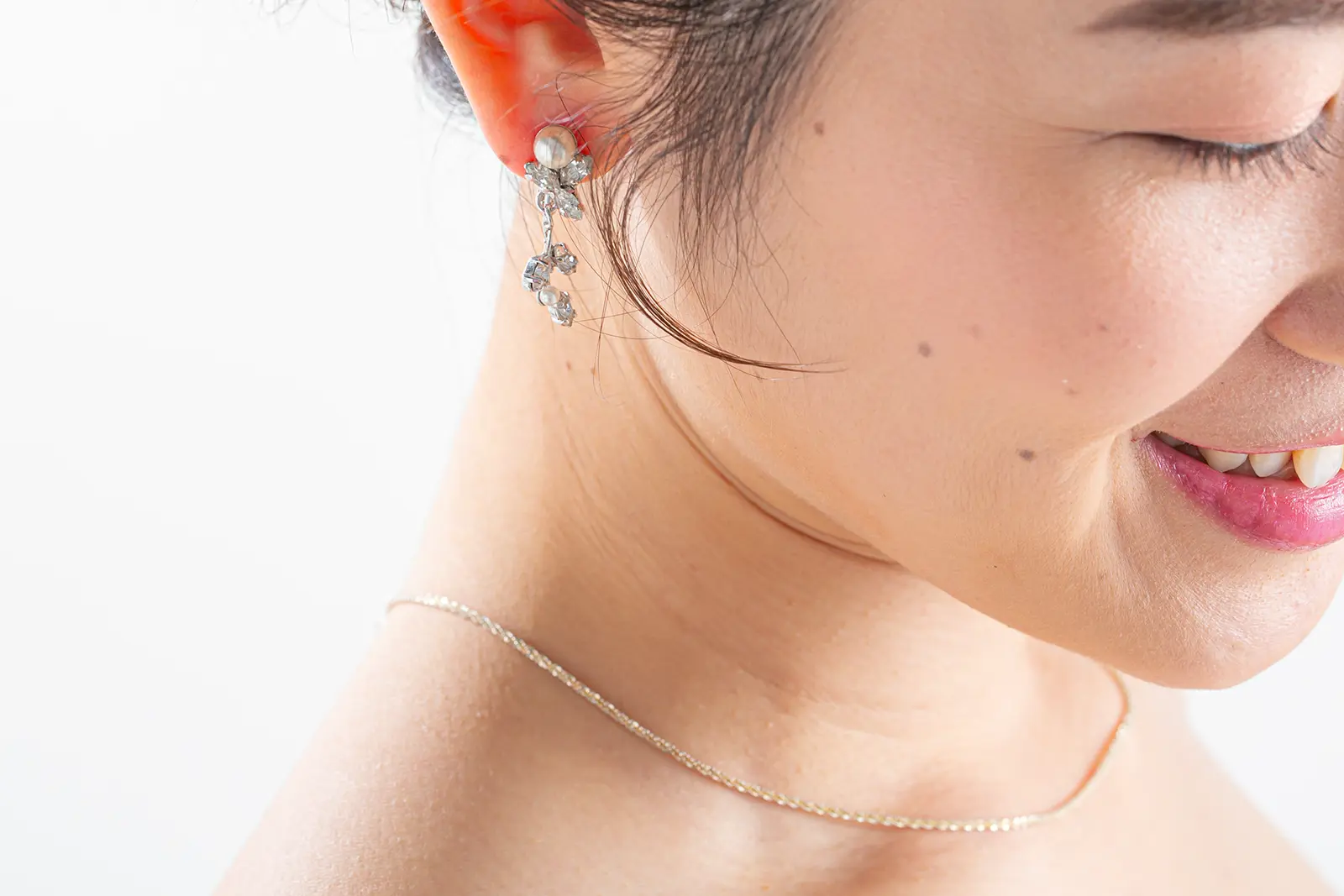 横浜での前撮りに最適な、上品で華やかなブライダルイヤリング。花嫁の美しさを際立たせる、こだわりのデザイン。