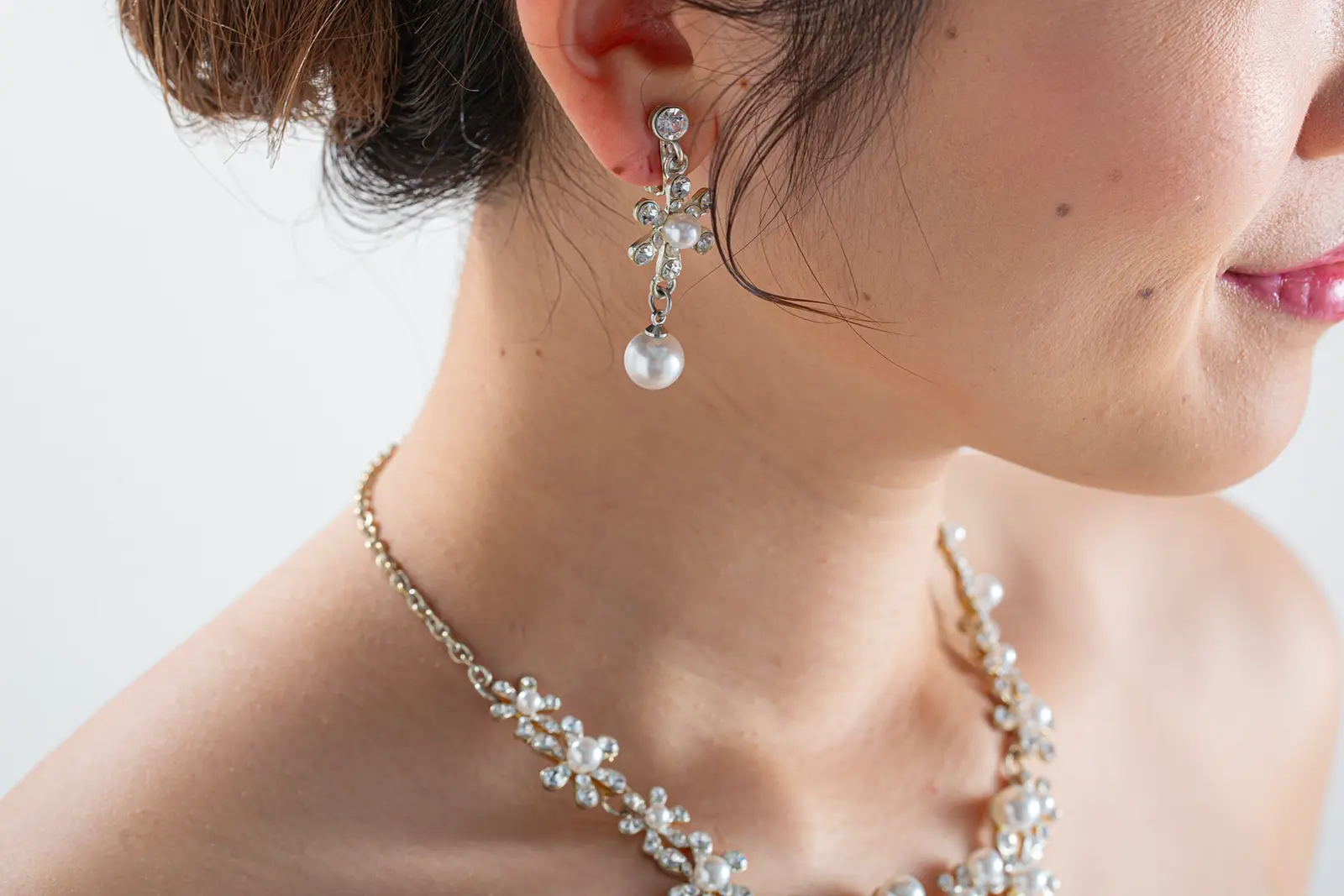 結婚式の前撮りを華やかに。横浜店厳選のブライダルイヤリング。上品なパールが輝く、ドレスとの相性抜群な撮影小物。