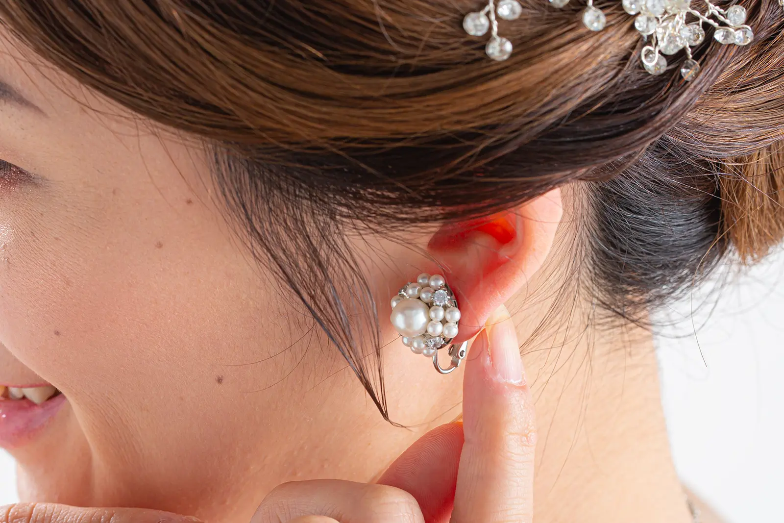 記念の一枚に添える、上質なパールのウェディングイヤリング。横浜でのフォトウェディングを彩る、洗練された大人の花嫁スタイル。