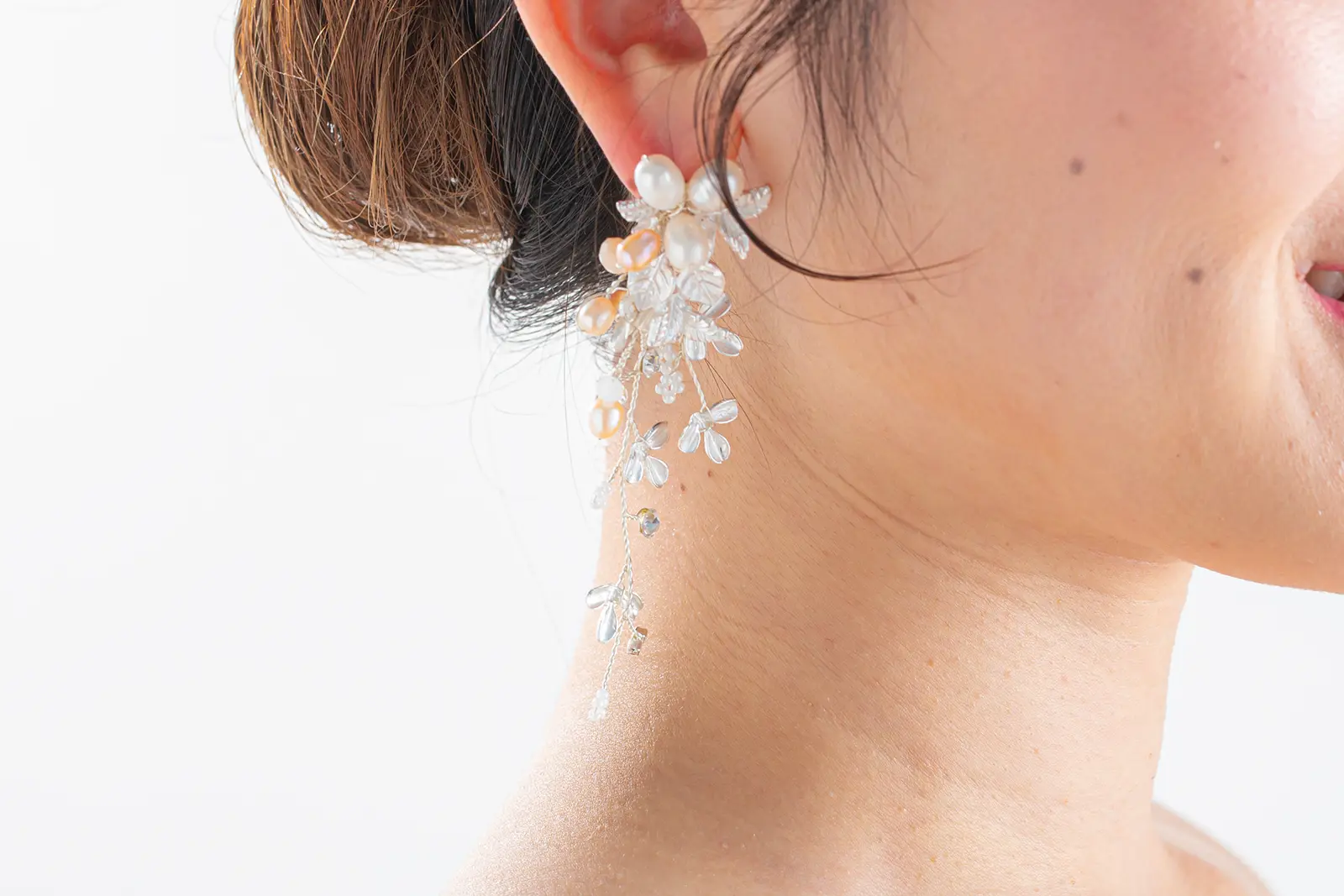 ドレスを一層引き立てる、上品で繊細なブライダルイヤリング。横浜でのロケーション撮影で、洗練された花嫁姿を叶える撮影小物。