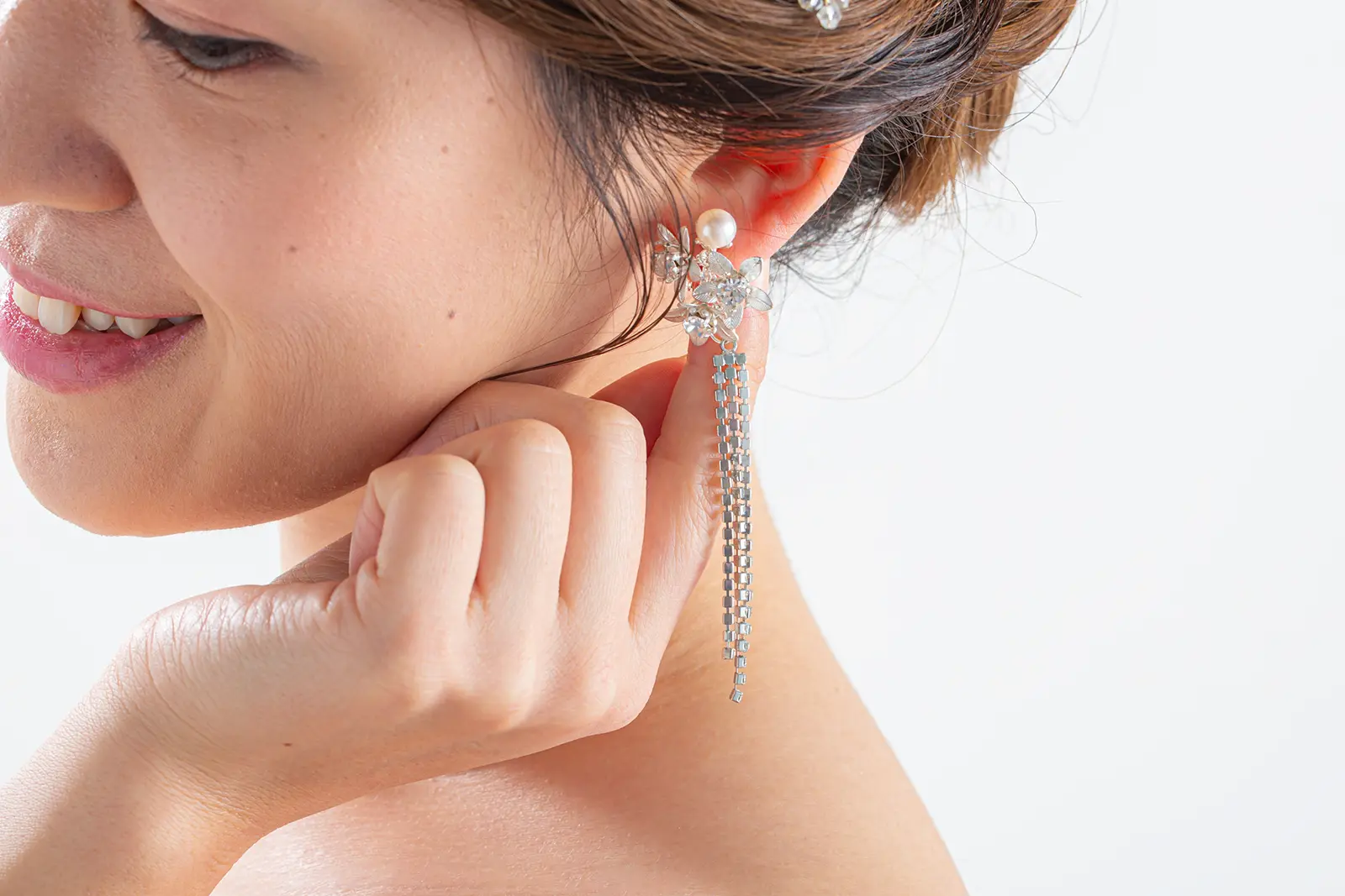 花嫁の耳元で美しく輝くブライダルイヤリング。横浜店で人気の撮影用小物。上品なパールが織りなす、洗練されたデザイン。