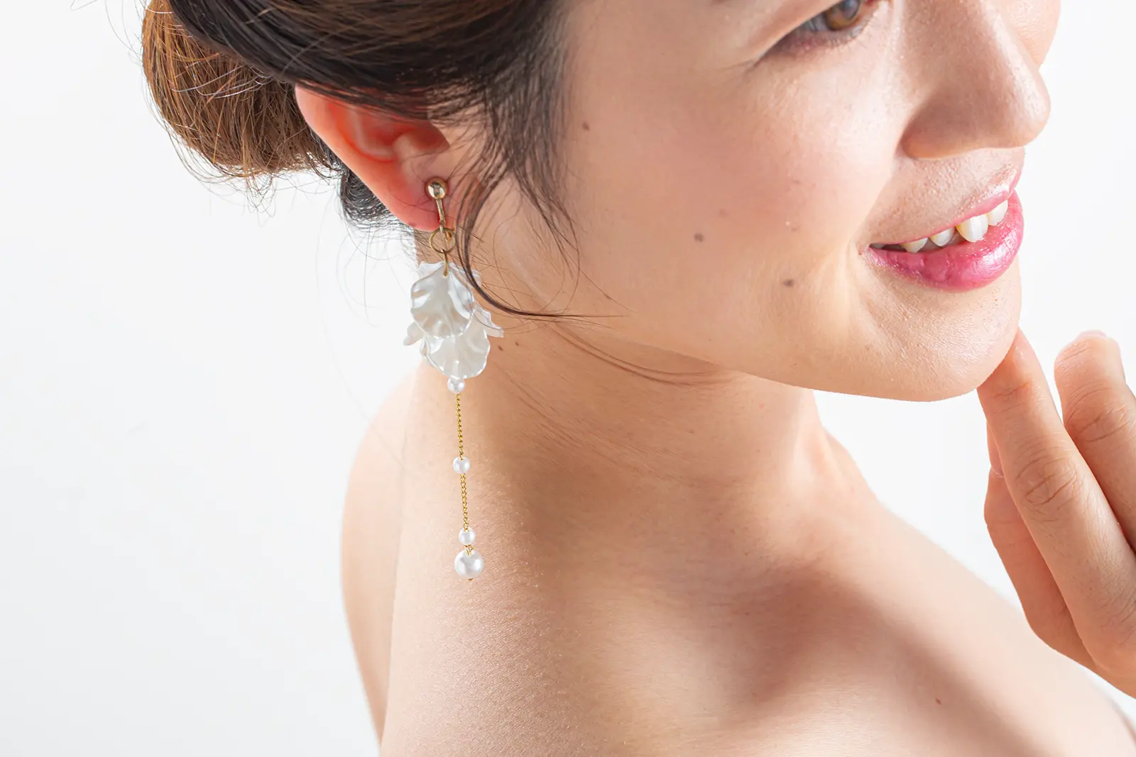 上品で知的な印象を与える、パールをあしらったブライダルイヤリング。横浜でのスタジオフォトで、洗練された花嫁姿を演出。