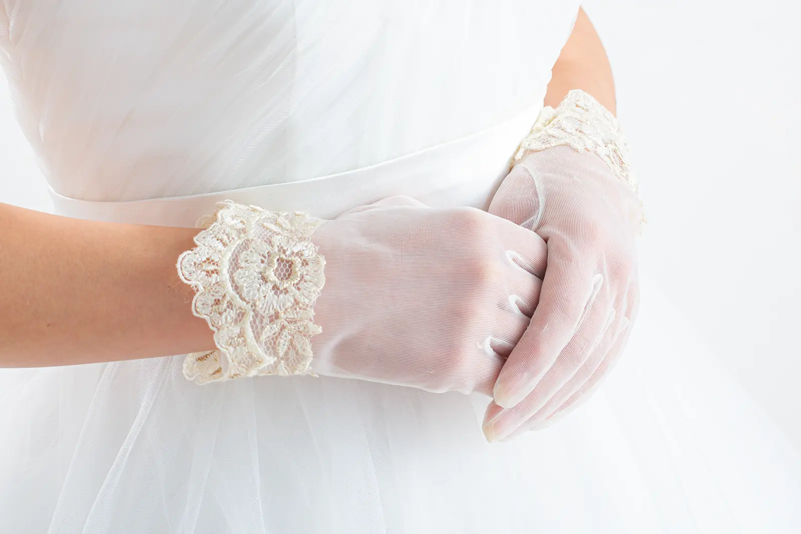 繊細な花柄刺繍が施された透け感のあるショート丈ブライダルグローブ。横浜店で人気の可憐なウェディング小物。