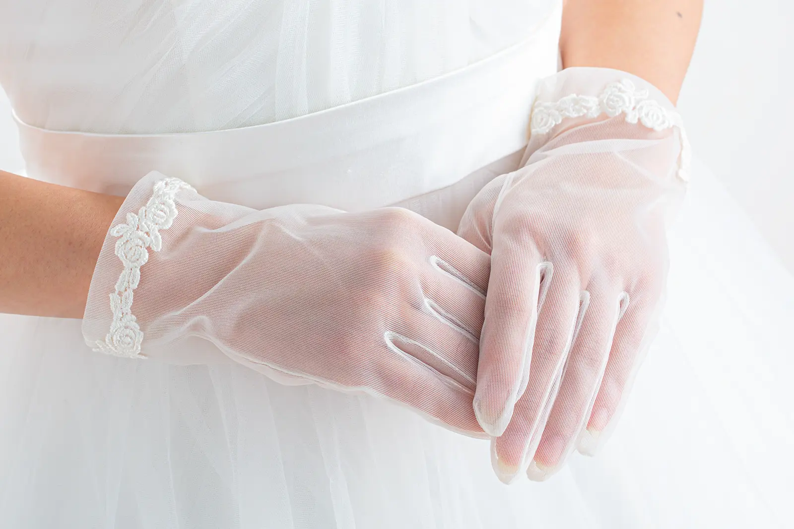横浜店のウェディンググローブ 小花レース付きショート丈オーガングローブの着用イメージ