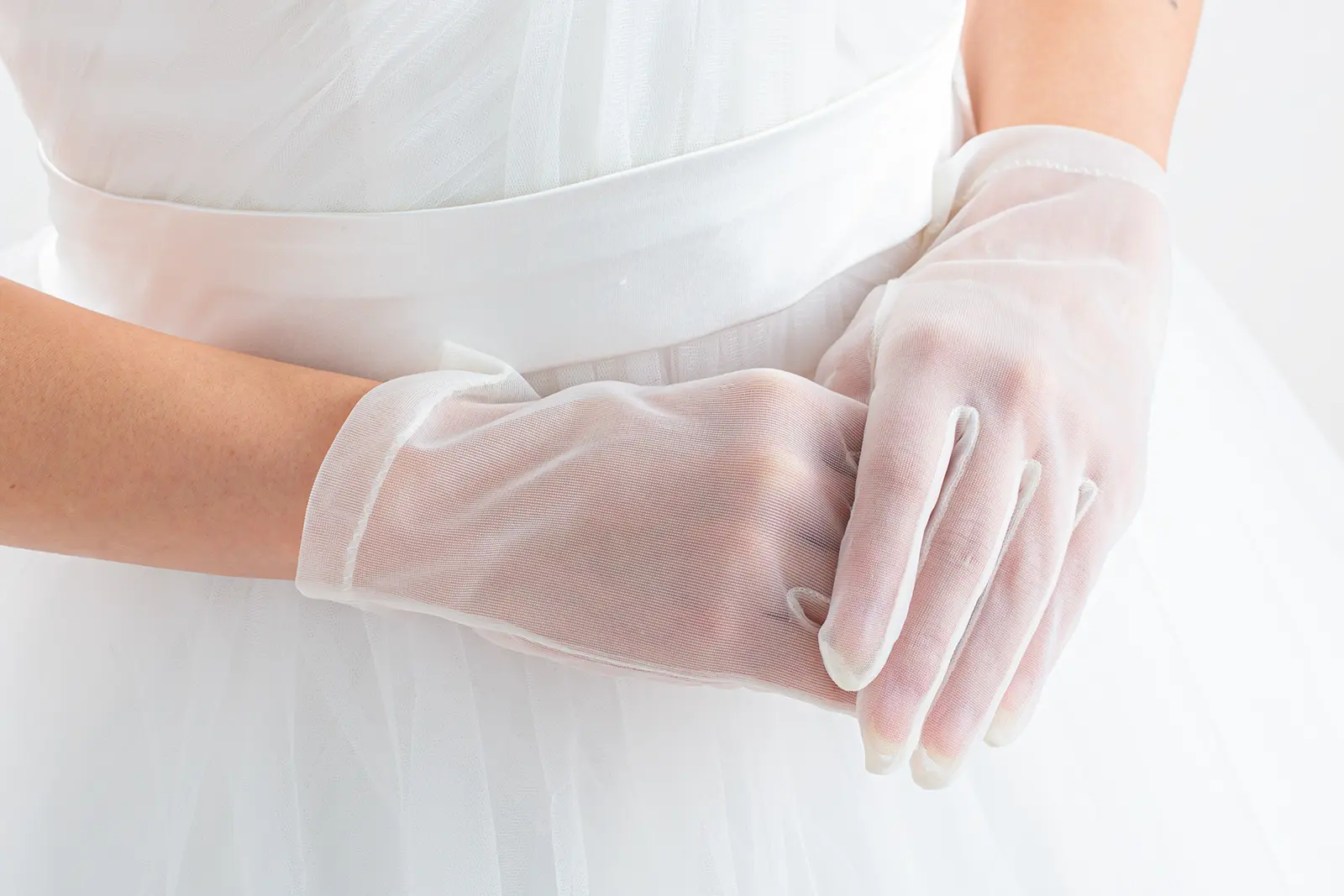 横浜店のウェディンググローブ シンプルなショート丈オーガングローブの着用イメージ