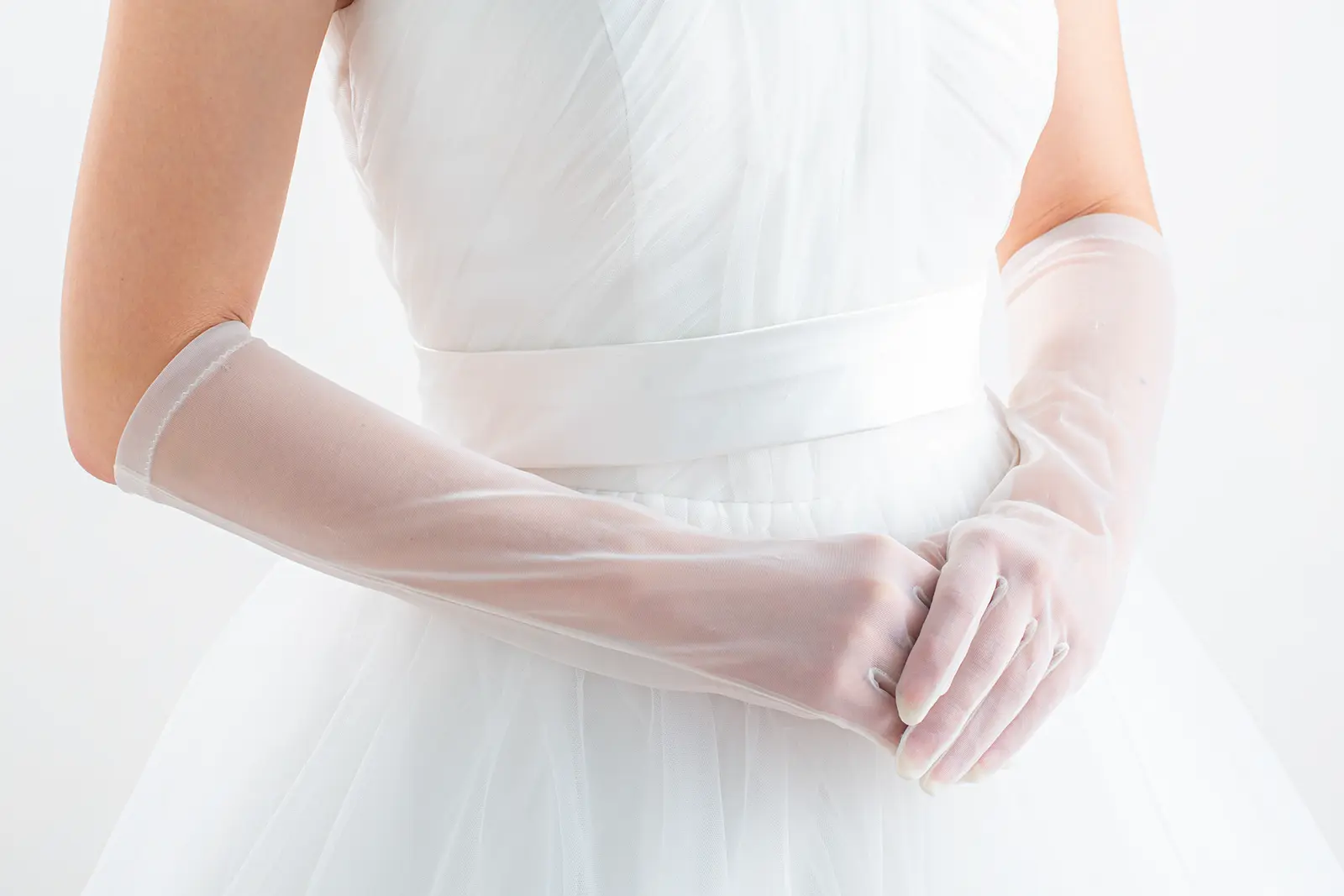 横浜店のウェディンググローブ 肘上丈のロングオーガングローブの着用イメージ