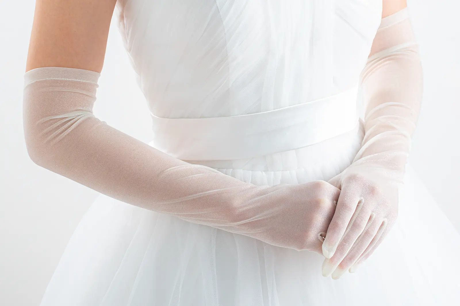 横浜店のウェディンググローブ 光沢感のあるロング丈オーガングローブの着用イメージ