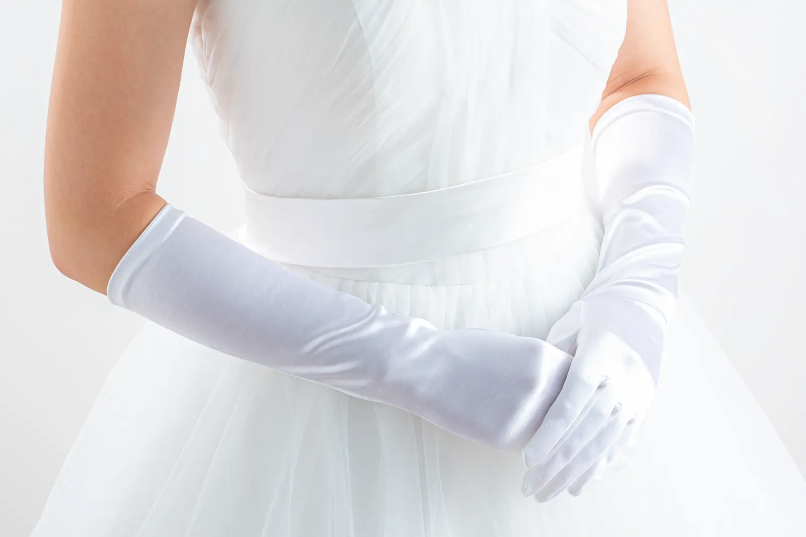 横浜店のウェディンググローブ 白サテンのロング丈グローブの着用イメージ