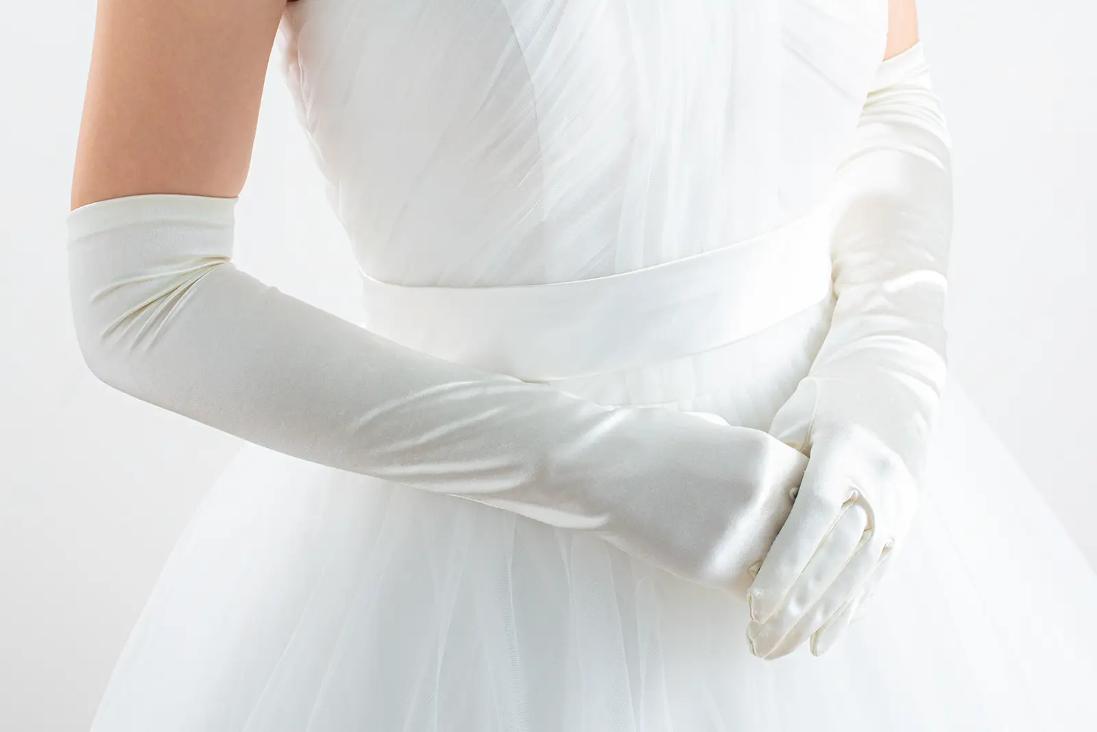 横浜店のウェディンググローブ アイボリーサテンのロング丈グローブの着用イメージ