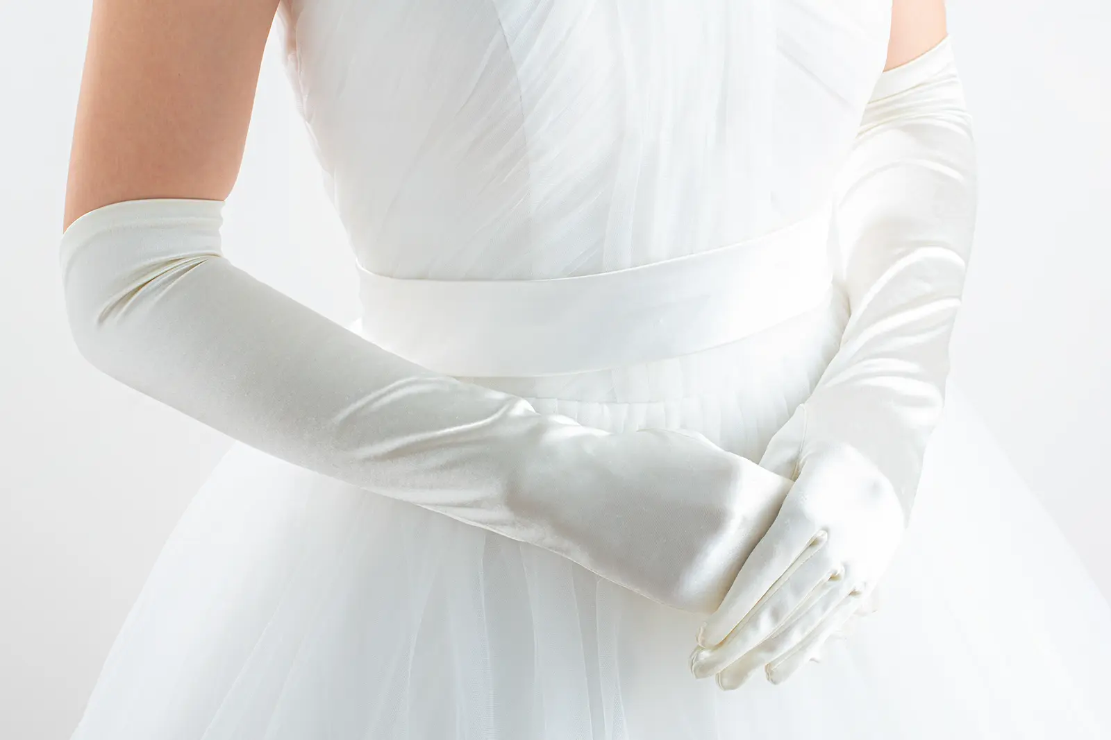 横浜店のウェディンググローブ やわらかなアイボリー系サテンのロング丈グローブの着用イメージ