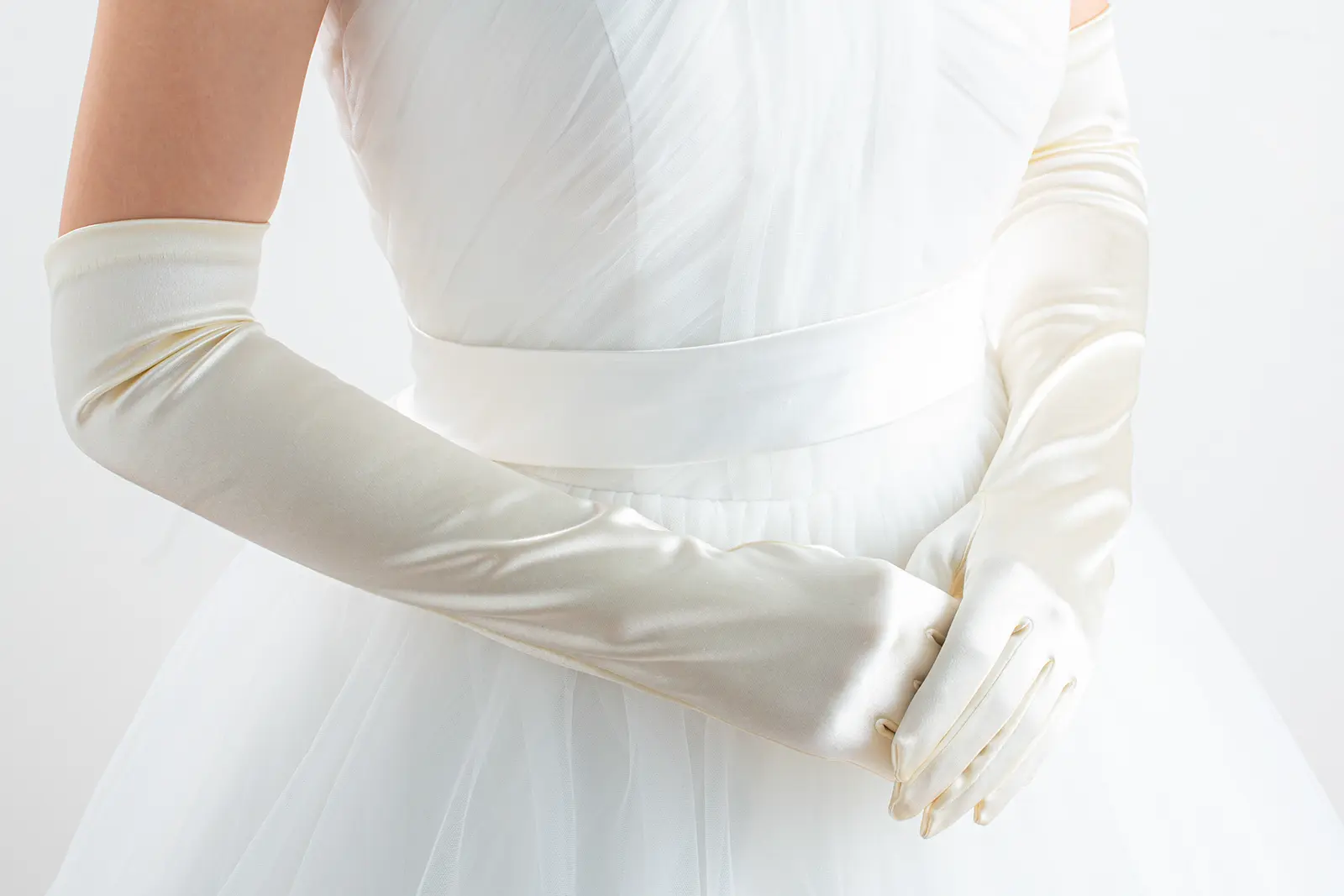 横浜店のウェディンググローブ 光沢のあるアイボリーサテンロンググローブの着用イメージ